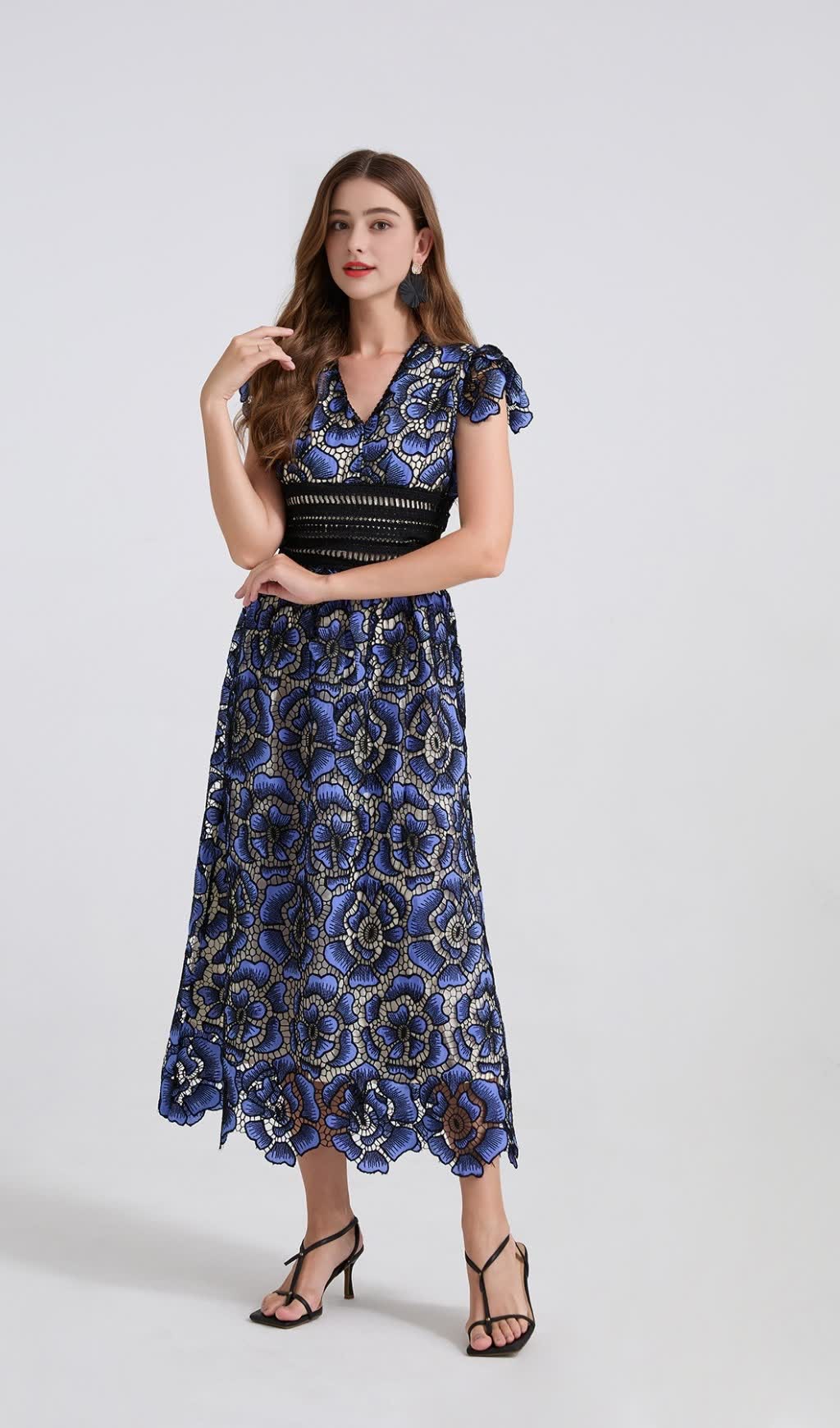 BLAUES KLEID MIT FLIEGENDEN ÄRMELN UND HOHER TAILLE, SLIM FIT UND BLUMENMUSTER