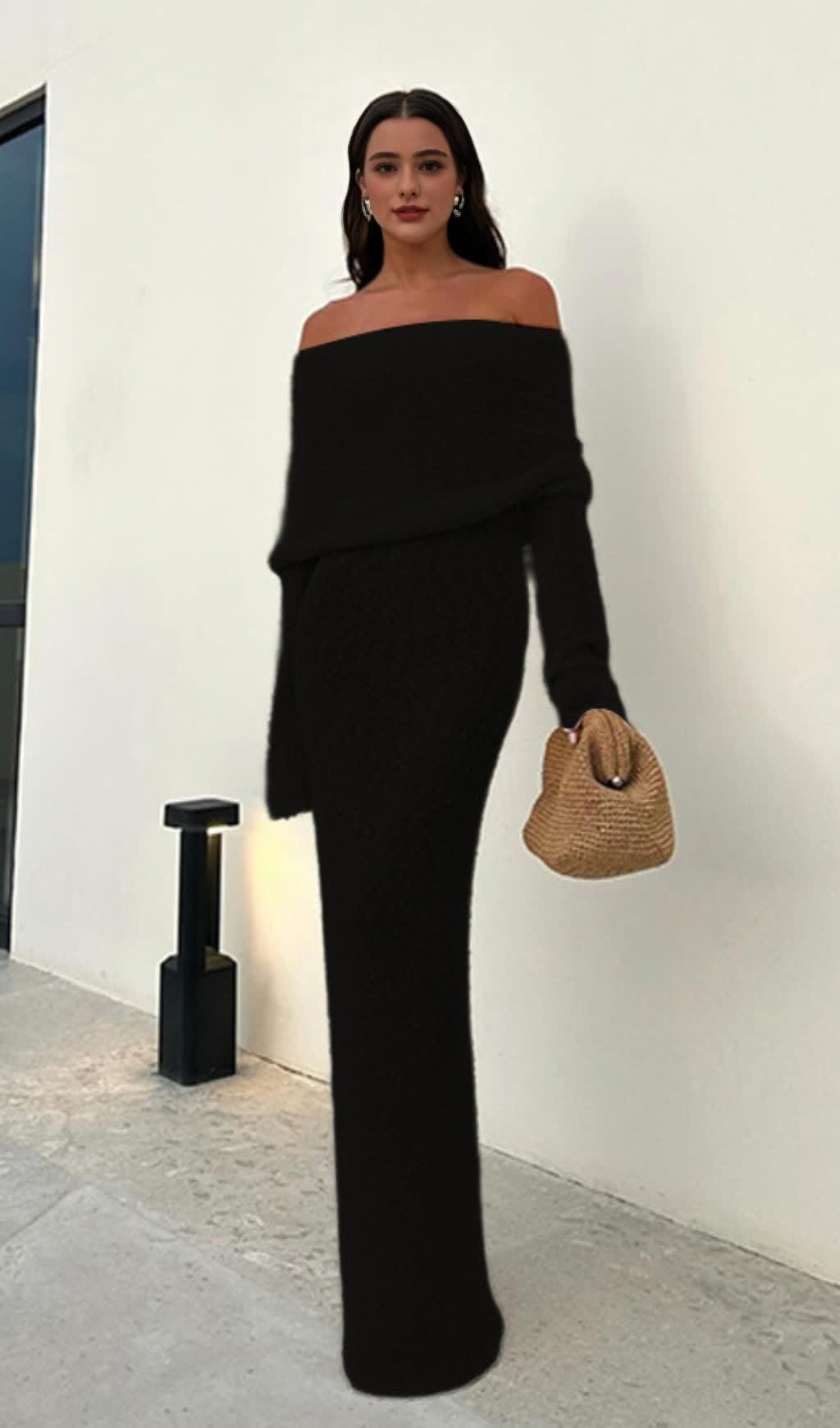 SCHWARZES RÜCKENFREIES MAXIKLEID IM URLAUBSSTIL MIT BOOTAUSSCHNITT