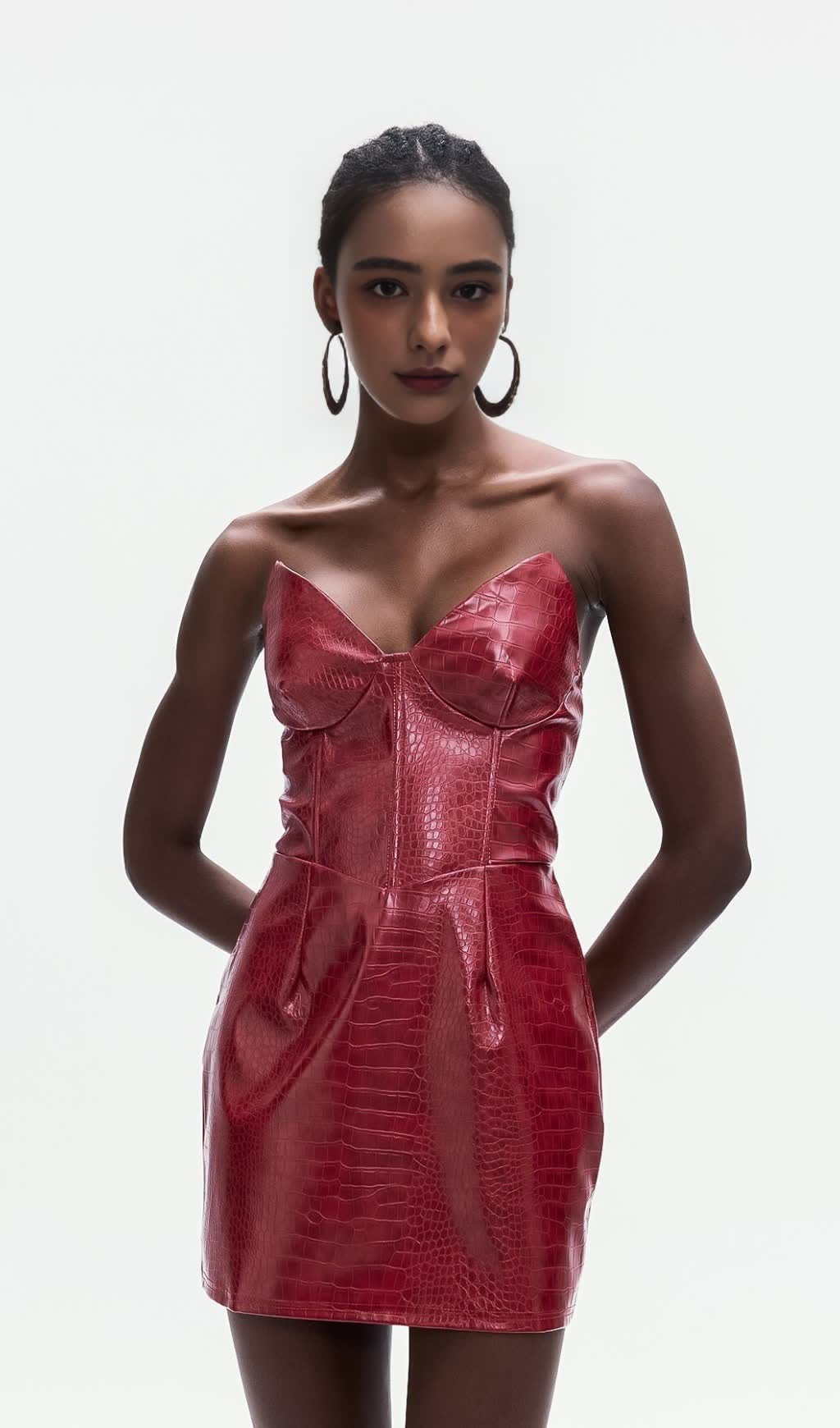 Janice – Trägerloses Minikleid aus Leder mit Krokodilmuster