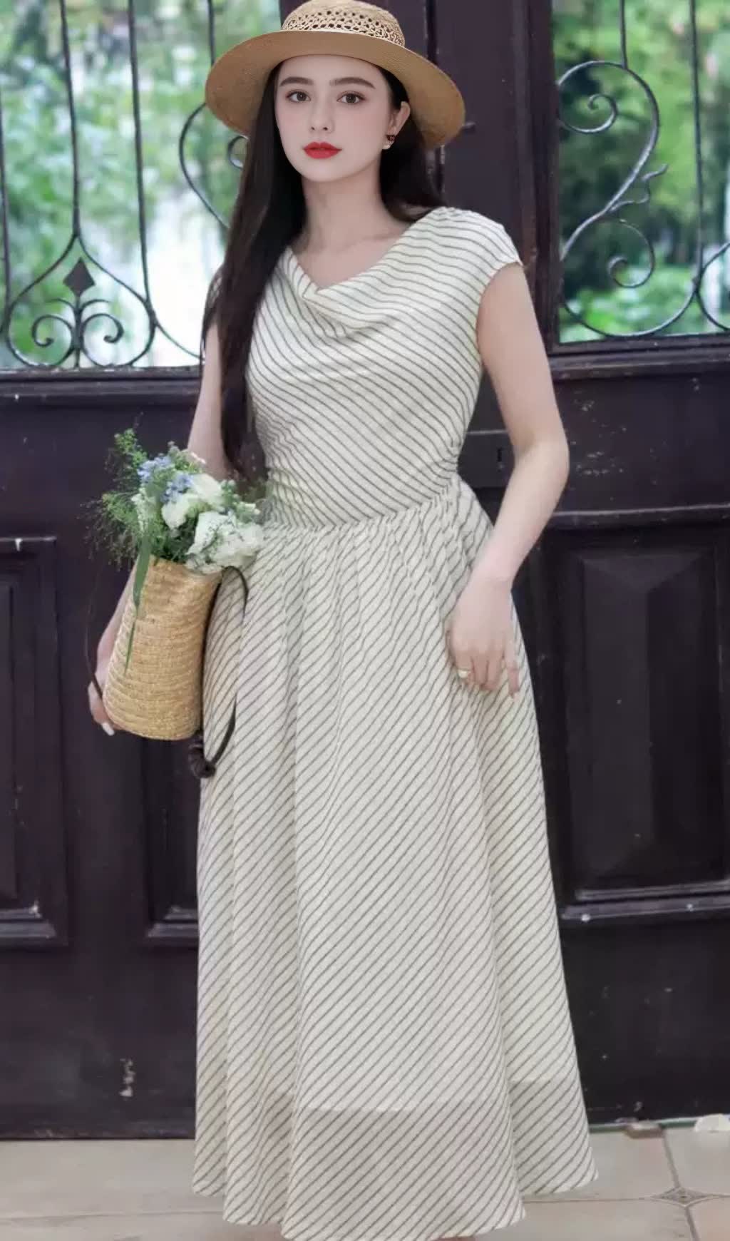 Aprikosenfarbenes, gestreiftes Chiffon-Midikleid mit Schlitzausschnitt