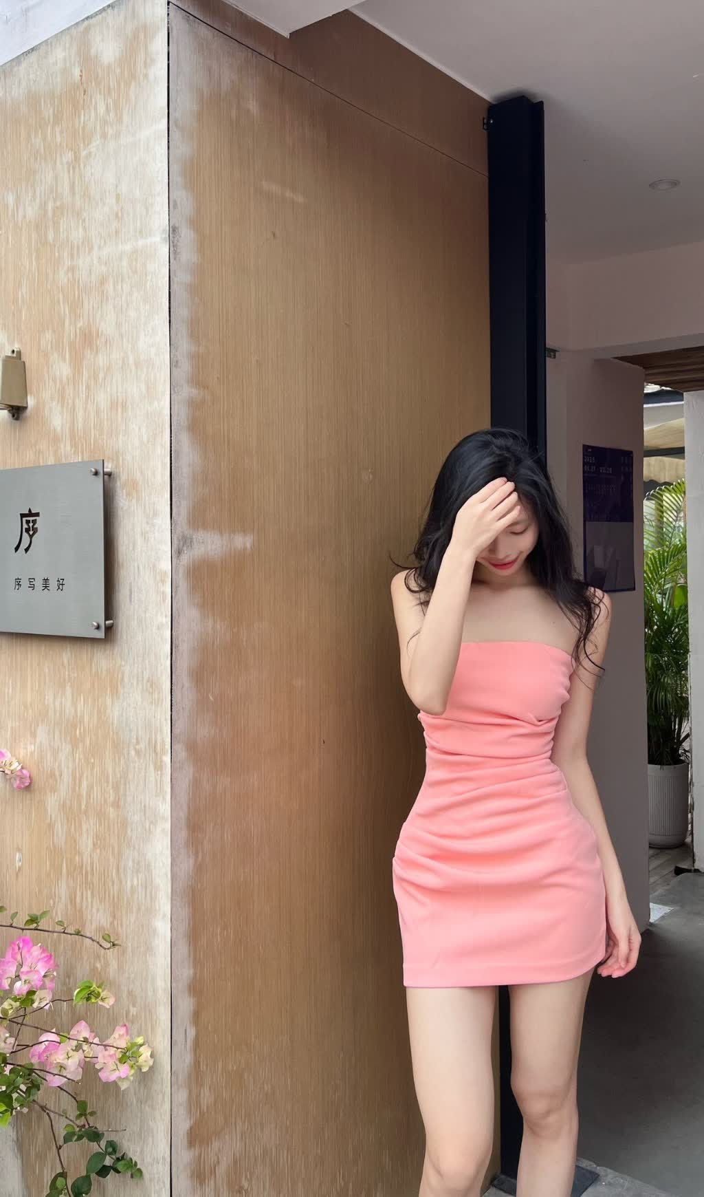 Angela – Plissiertes, trägerloses Minikleid in Rosa