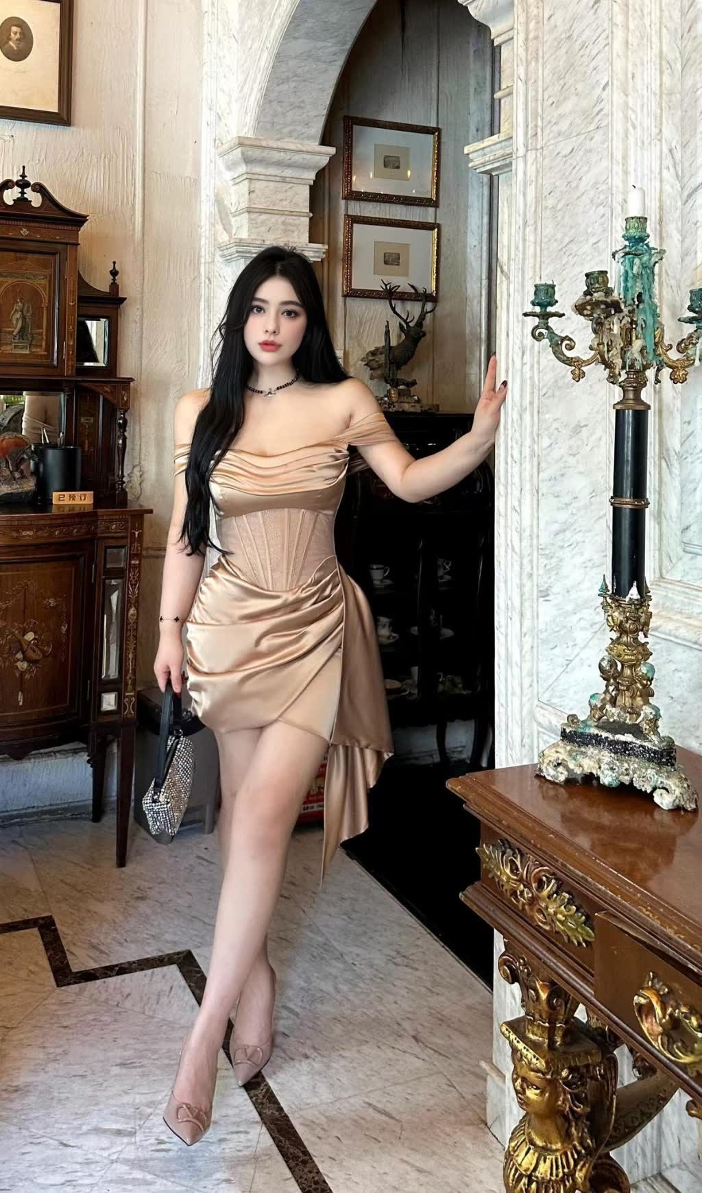 Champagnergoldenes, schulterfreies Hoco-Minikleid aus Satin mit Korsett