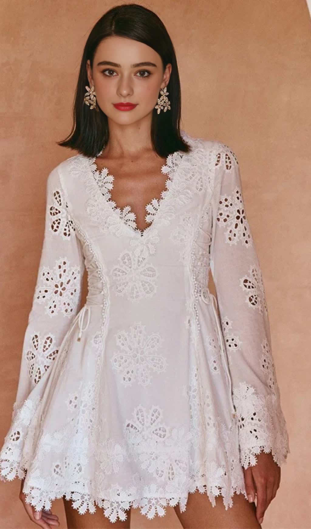 Weißes Minikleid mit V-Ausschnitt und Glockenärmeln aus Spitze für den Herbst