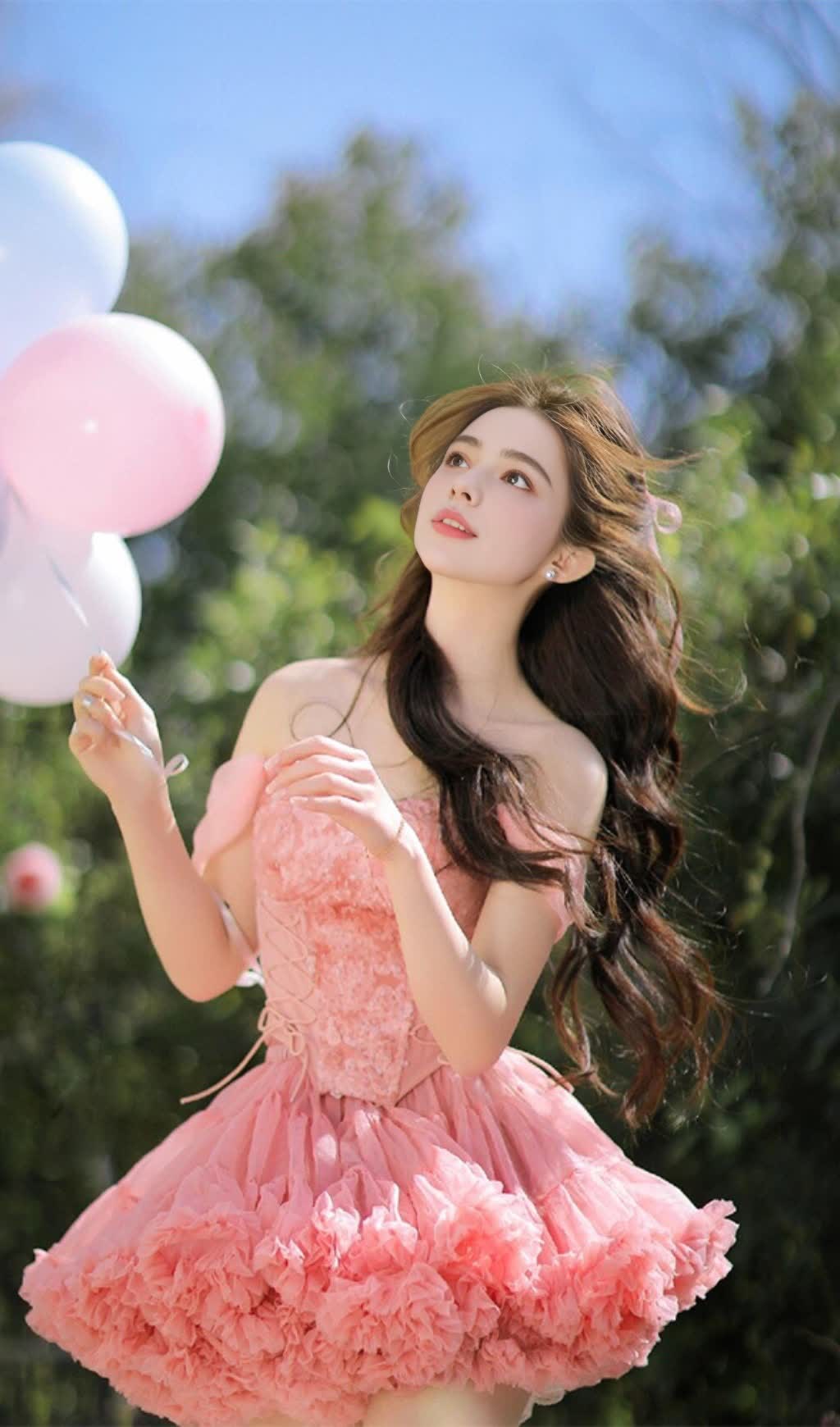 Rosafarbenes, schulterfreies Korsett-Dama-Kleid mit Rüschen