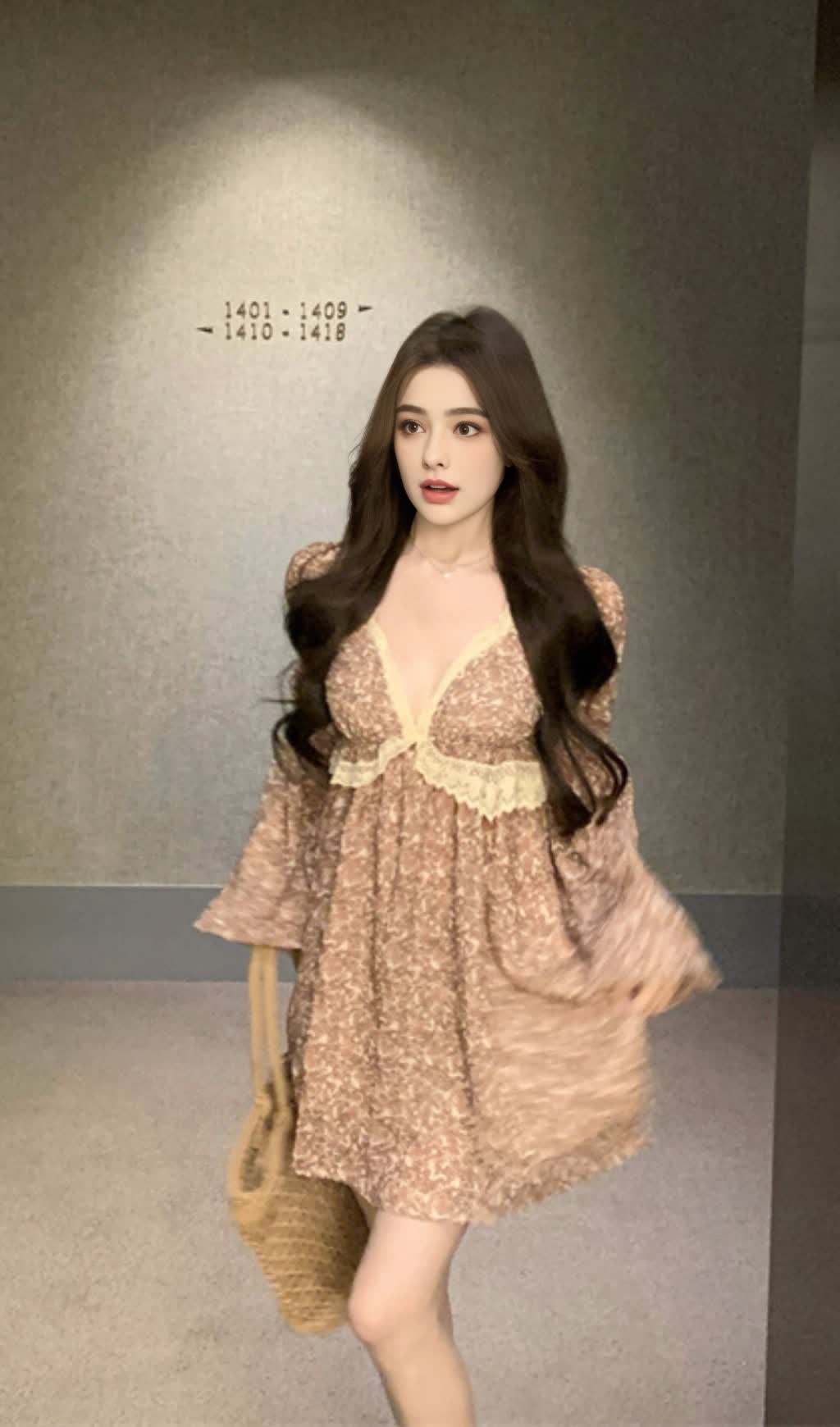 FLORAL LACE - TRIMMED V - NECK FALL DRESS