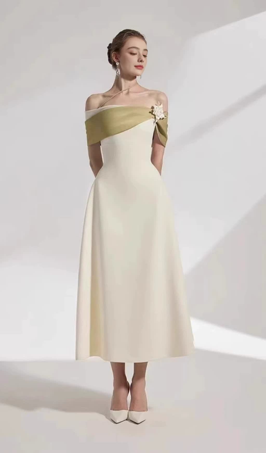 A-Linien-Midikleid aus Baumwollkrepp mit offenen Schultern in Beige