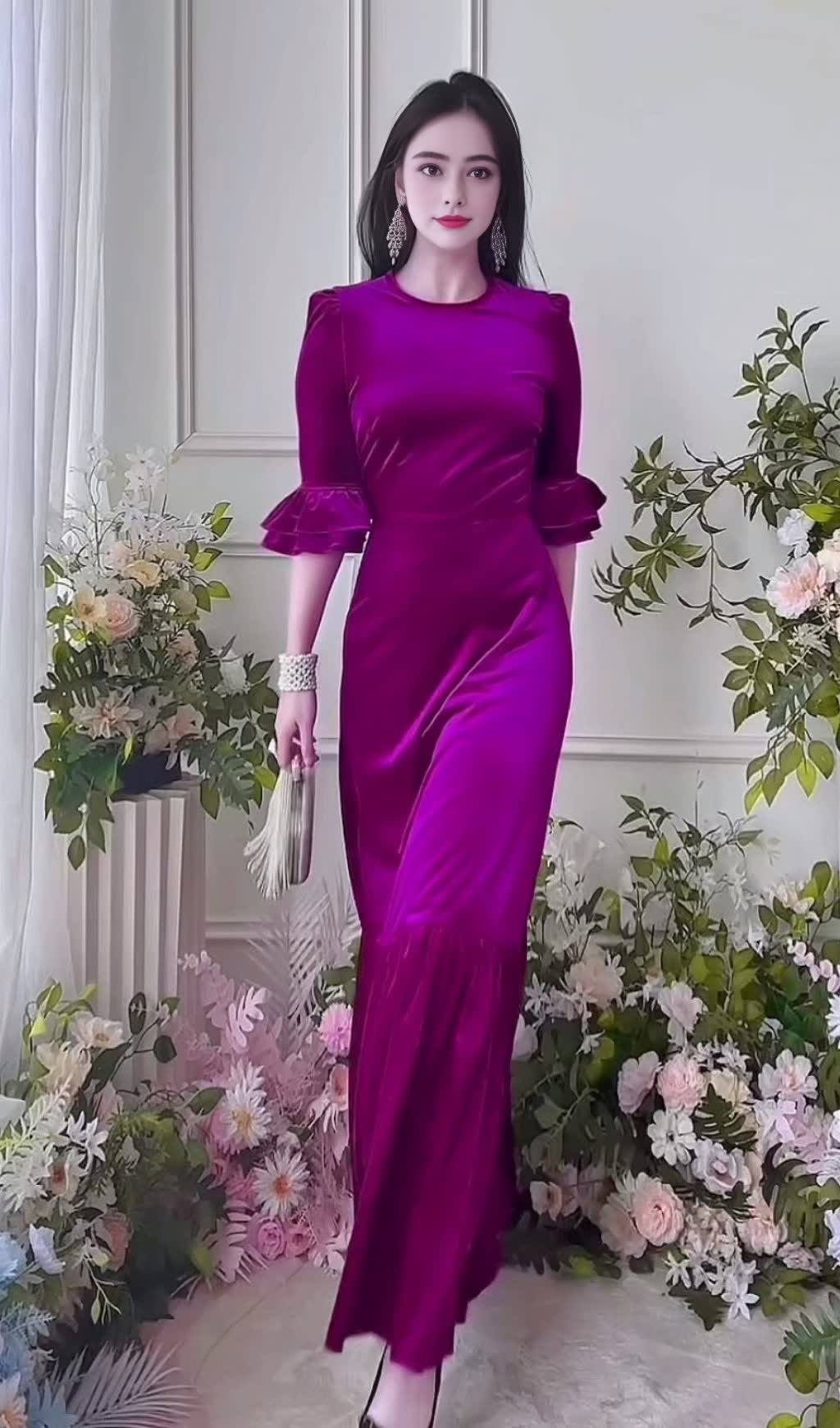 Lilafarbenes Maxikleid aus Samt mit Rüschenbesatz und halblangen Ärmeln