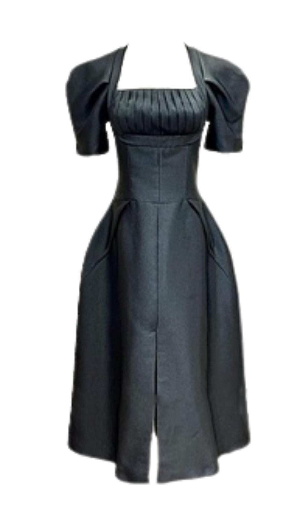 KLEID MIT ECKIGEM AUSSCHNITT UND PUFFÄRMELN IN SCHWARZ