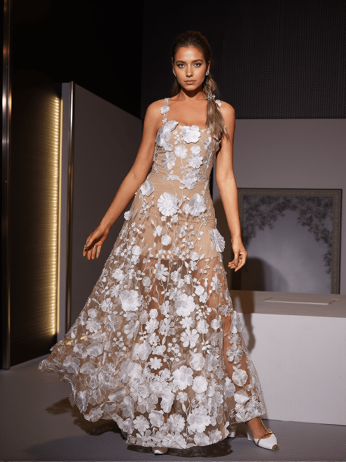 Annalena – Maxikleid aus Netzstoff mit Blumenstickerei