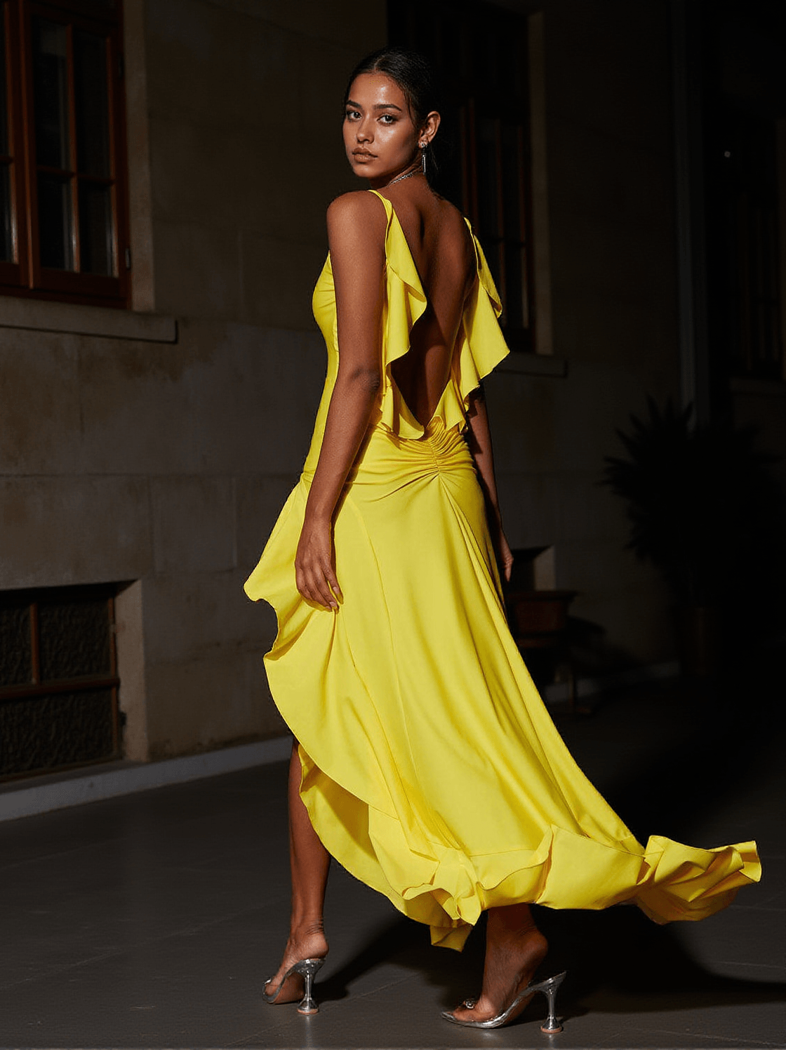 Abito lungo con schiena scoperta e petali in giallo