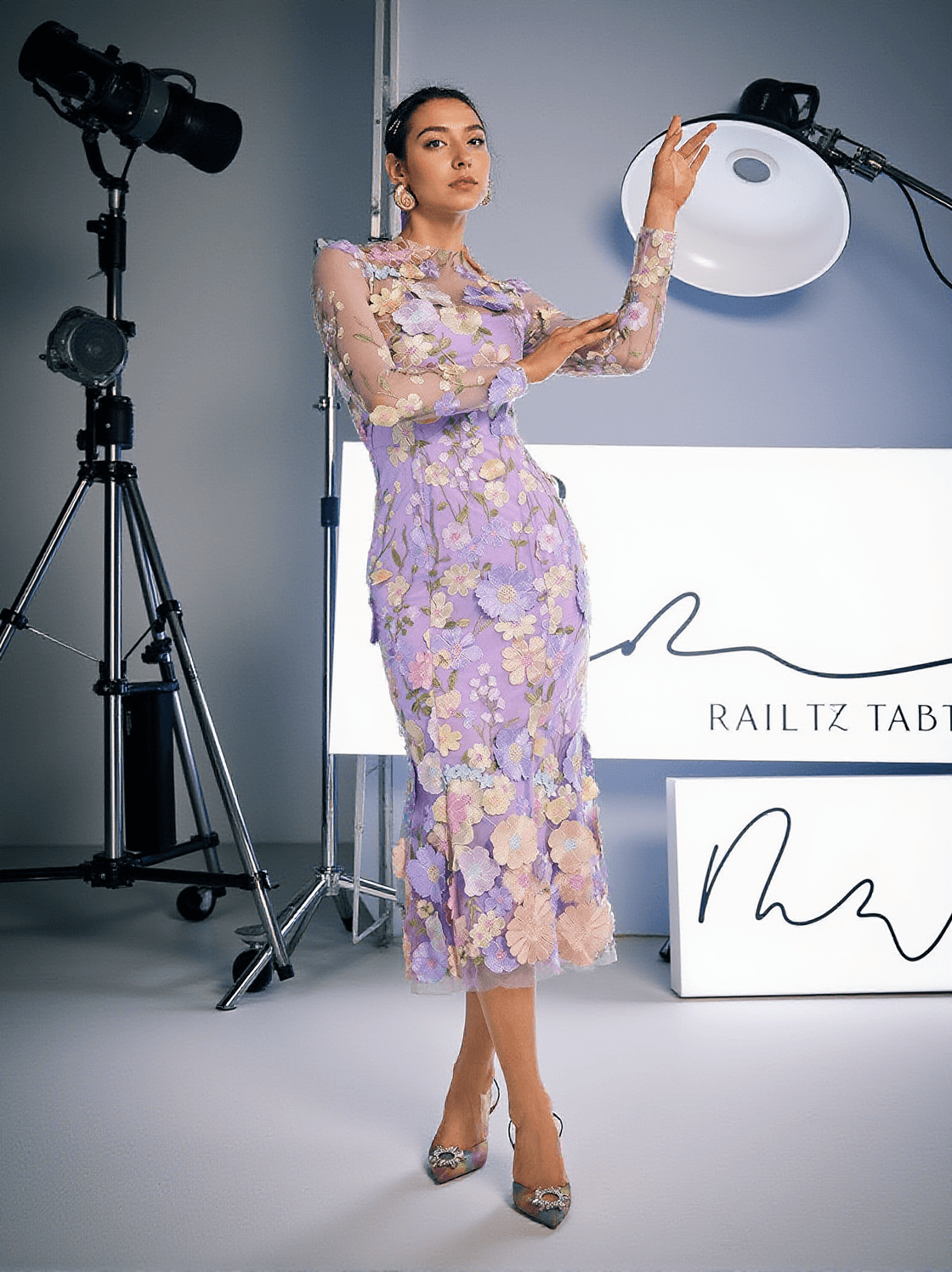 Amara – Langärmliges, besticktes Midikleid in Lila