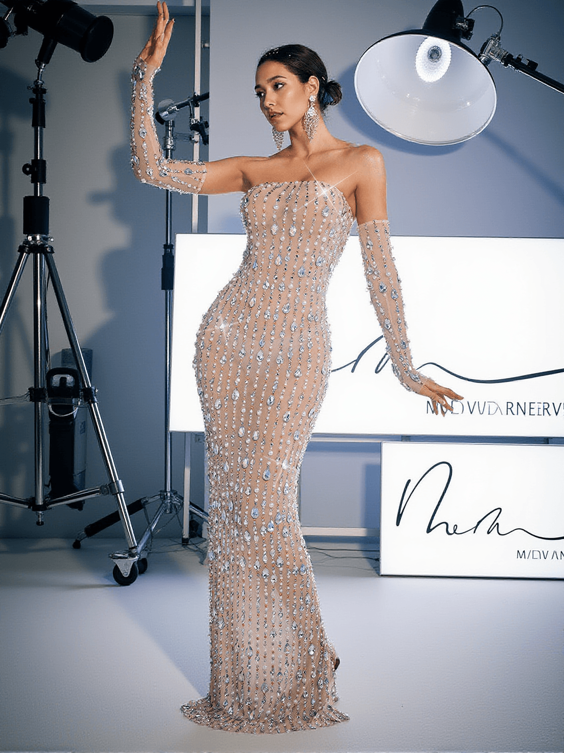 Douglas – Trägerloses Maxikleid mit Strasssteinen und Handschuhen