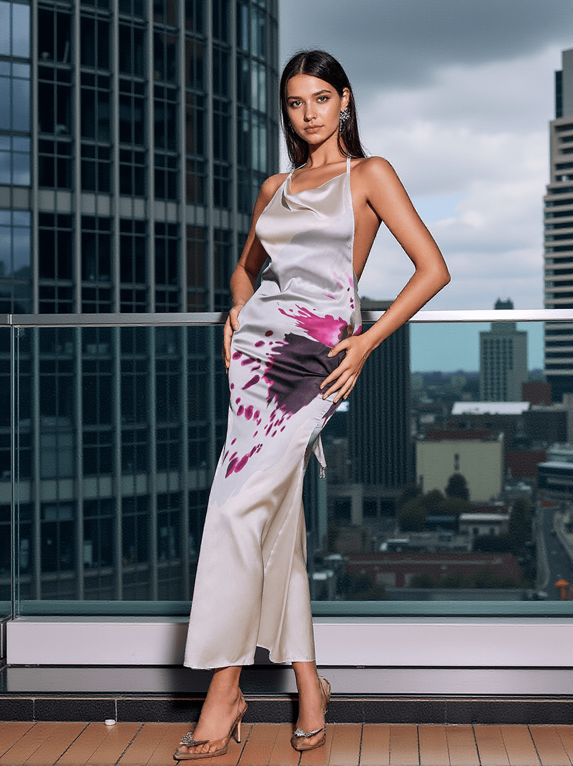 Fagor – Rückenfreies Maxikleid aus Satin mit Blumenmuster