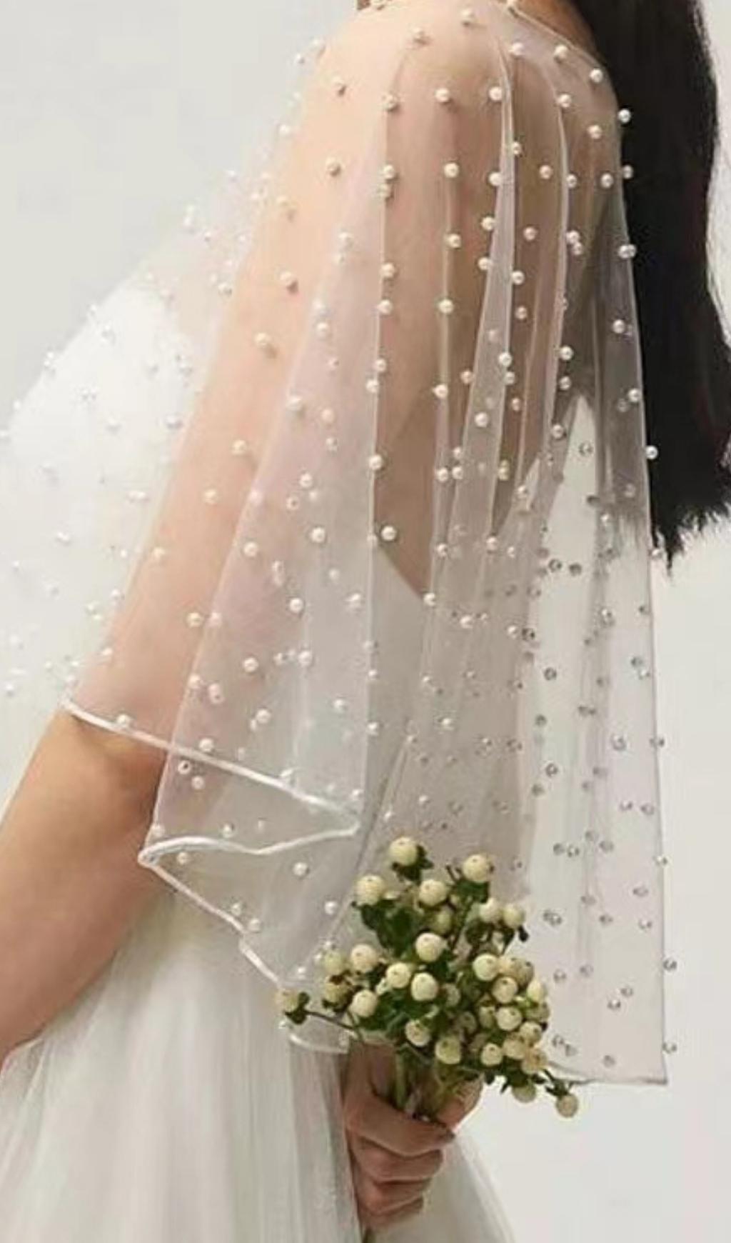 KLEINER PERLENUMHANG IN WEISS