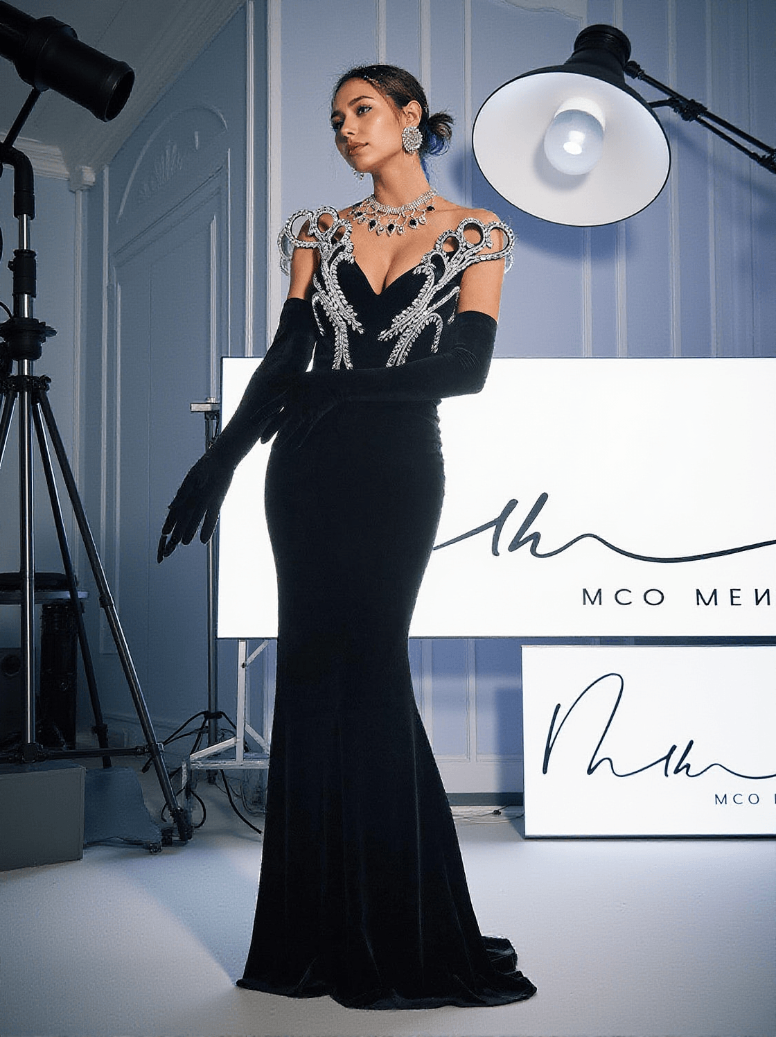 Zamir – Trägerloses Meerjungfrauenkleid aus Kristallsamt mit Handschuhen