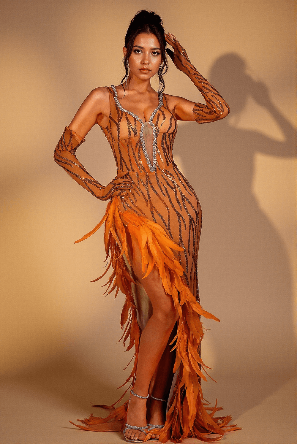 Nabeela Pailletten-Feder-Diamantkleid mit Handschuhen