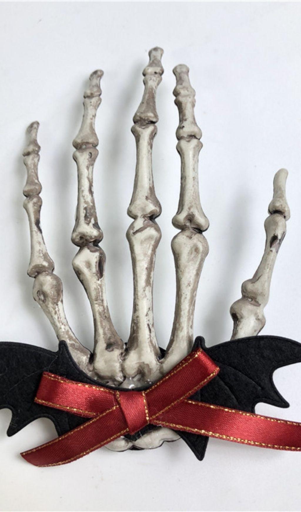 Haarspange mit Totenkopf-Handknochen