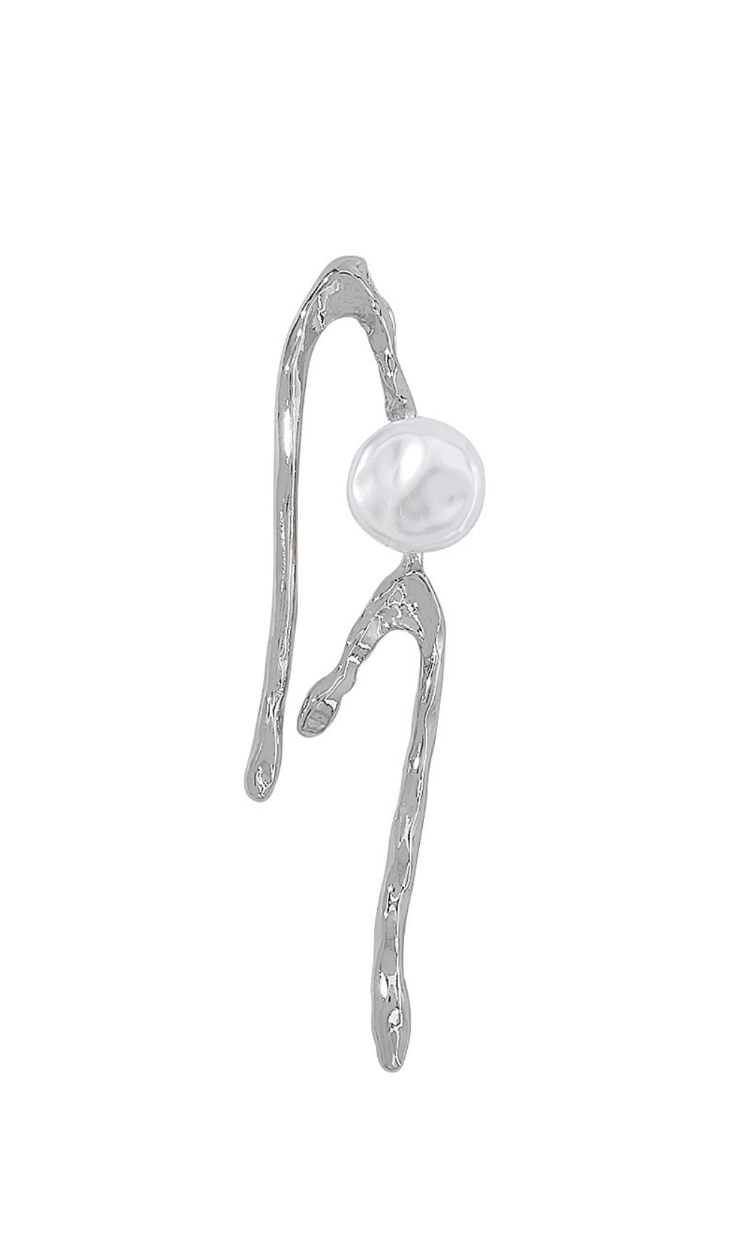 GEOMETRIC IRREGULAR PEARL EARRINGS.