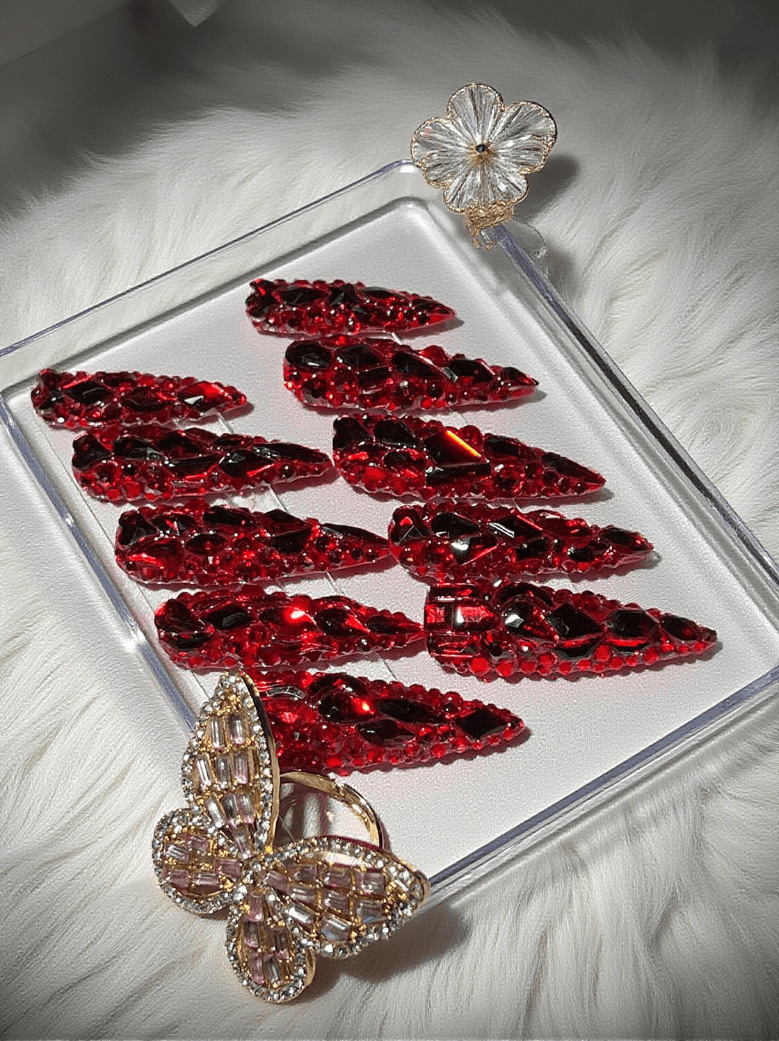 Unghie finte fatte a mano in cristallo rosso Stilleto
