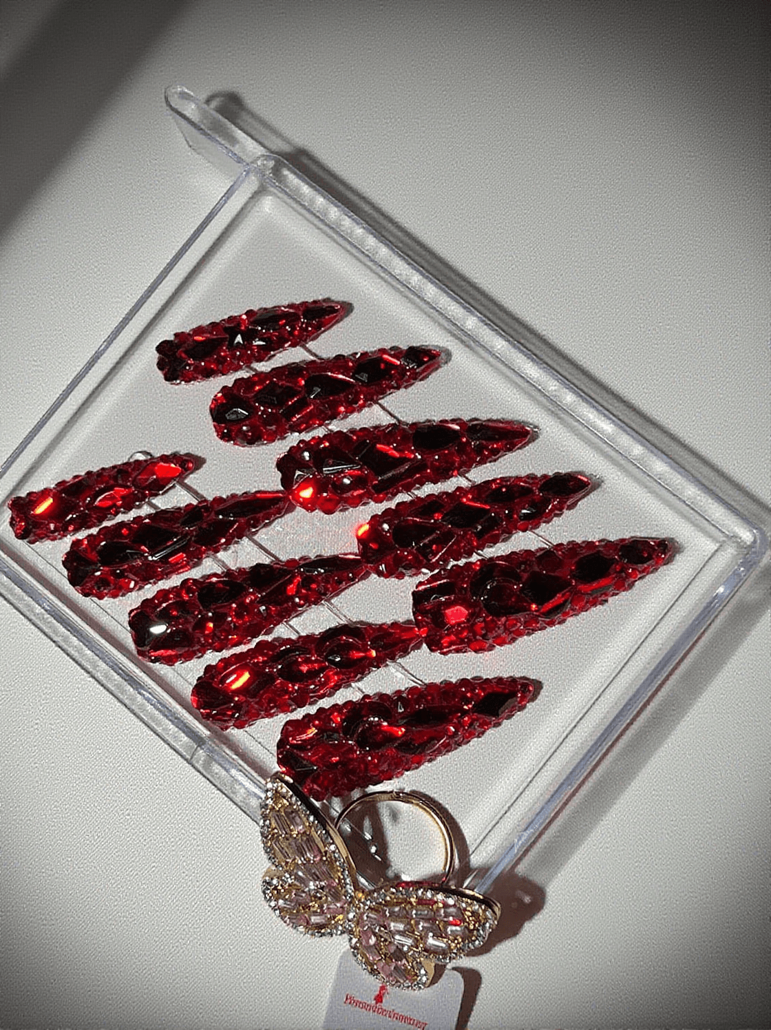Unghie finte fatte a mano in cristallo rosso Stilleto