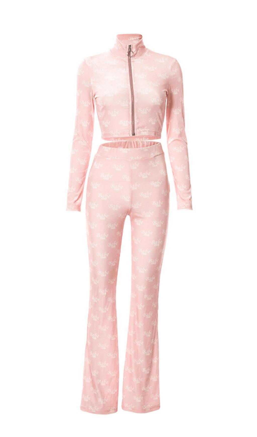 Freizeitanzug mit Reißverschluss und Stehkragen.