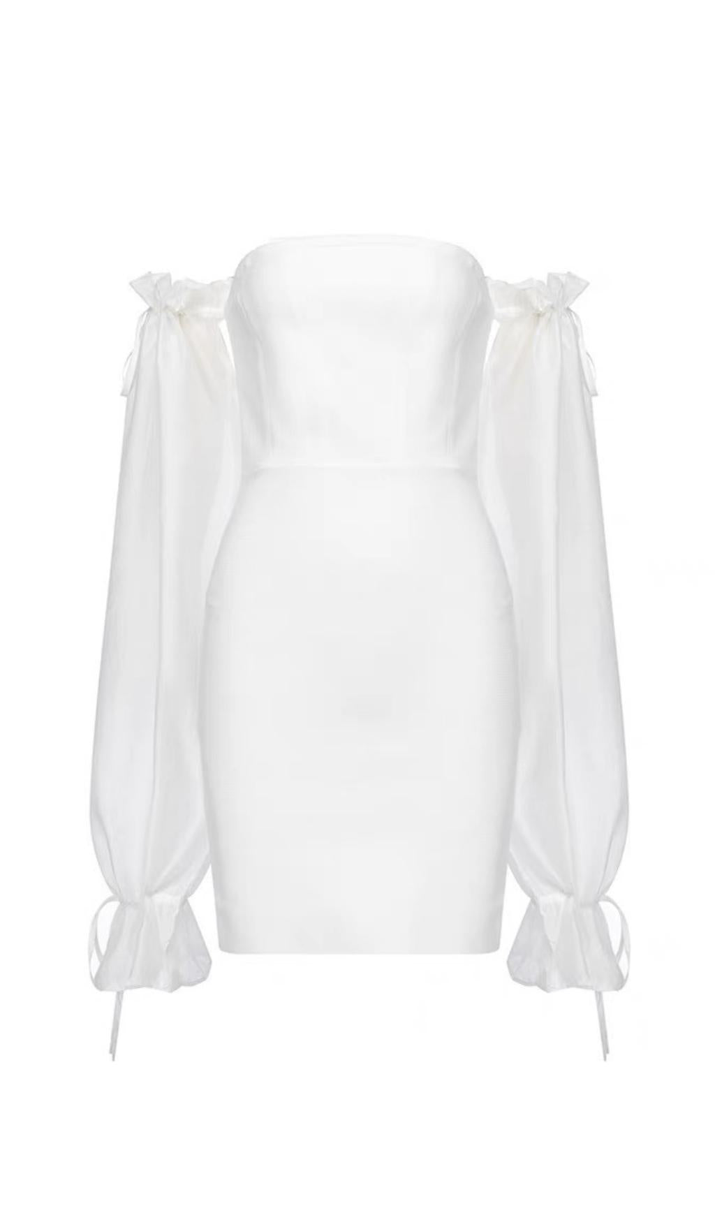 WEISSES BANDAGEKLEID MIT ÄRMELNÄHTEN