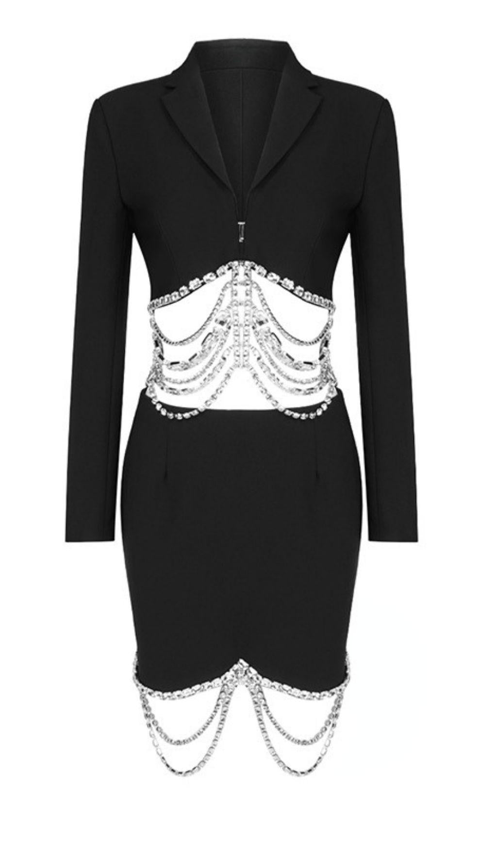 Zweiteiliger Anzug mit Strasskette