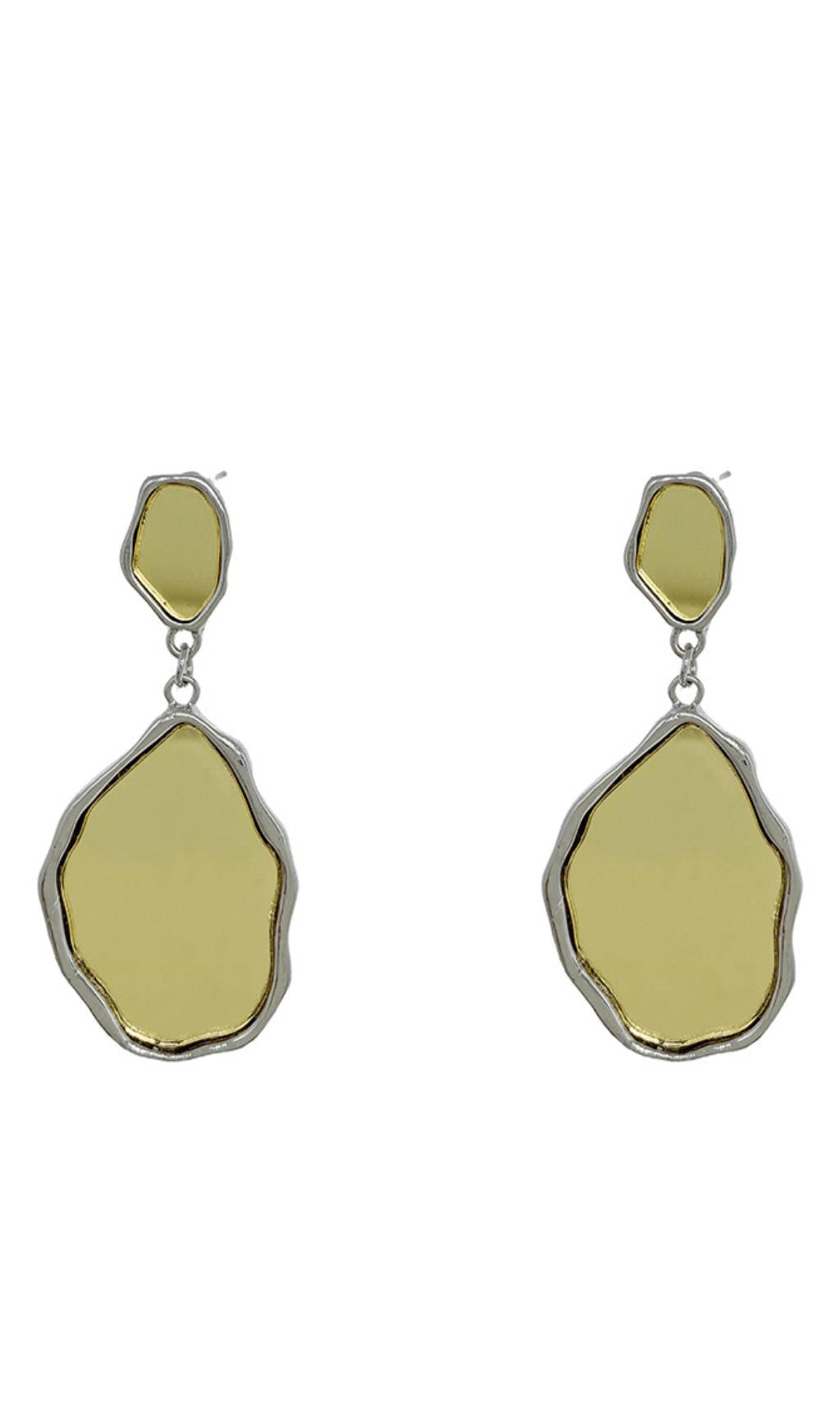 MIRROR EXAGGERATED EARRINGS.