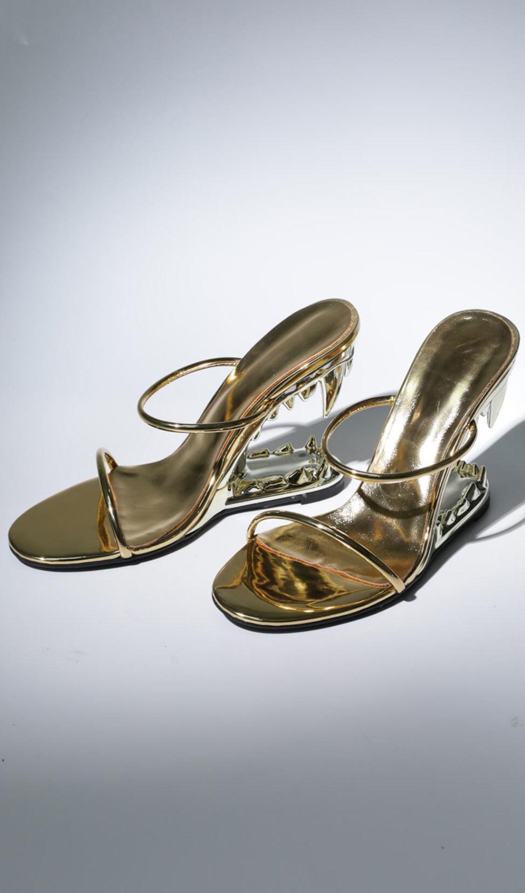 SCARPE CON TACCO A DENTI DI TIGRE IN ORO