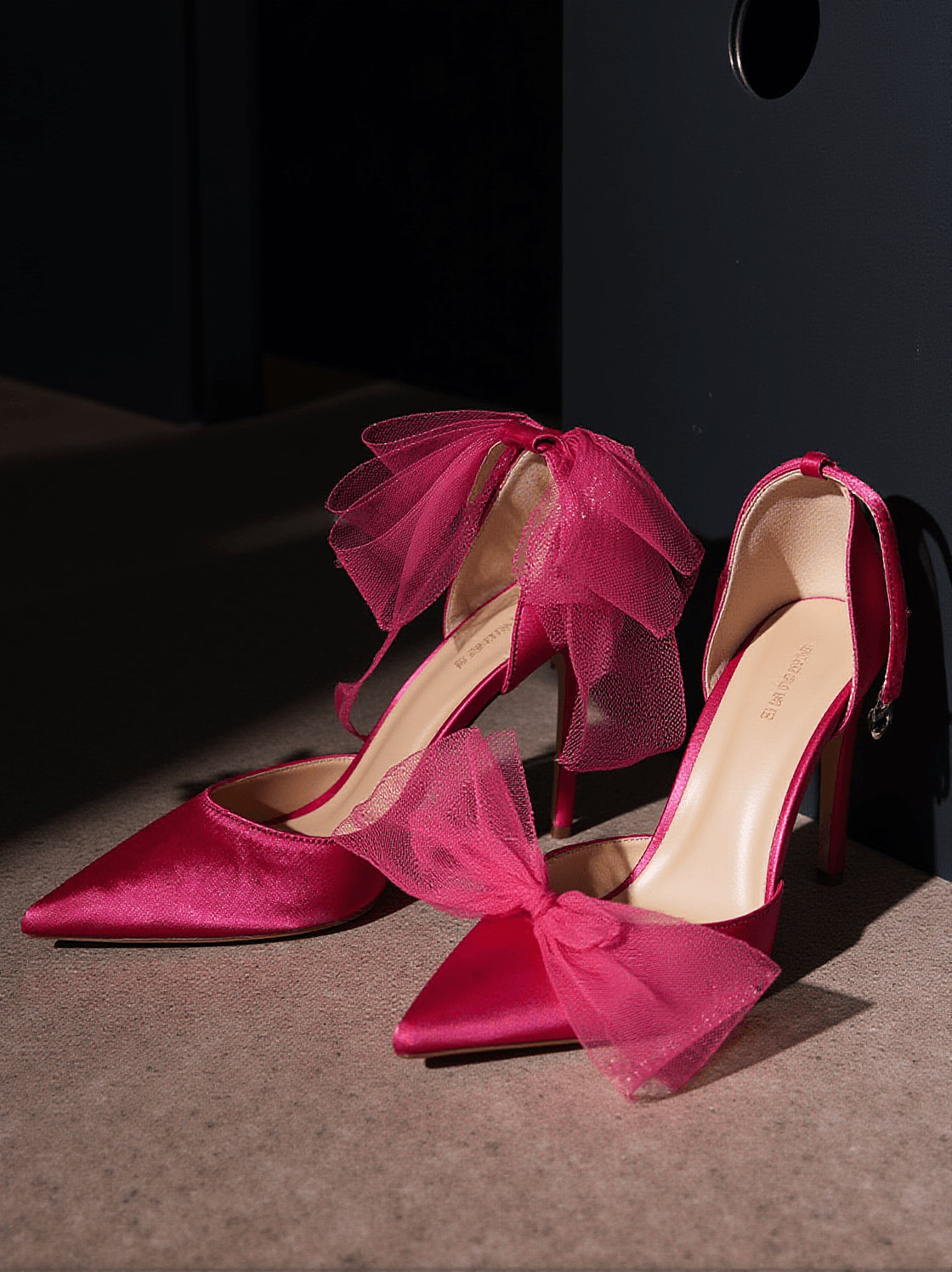 Mali – Absatzschuhe aus Satin mit Schleife in Pink