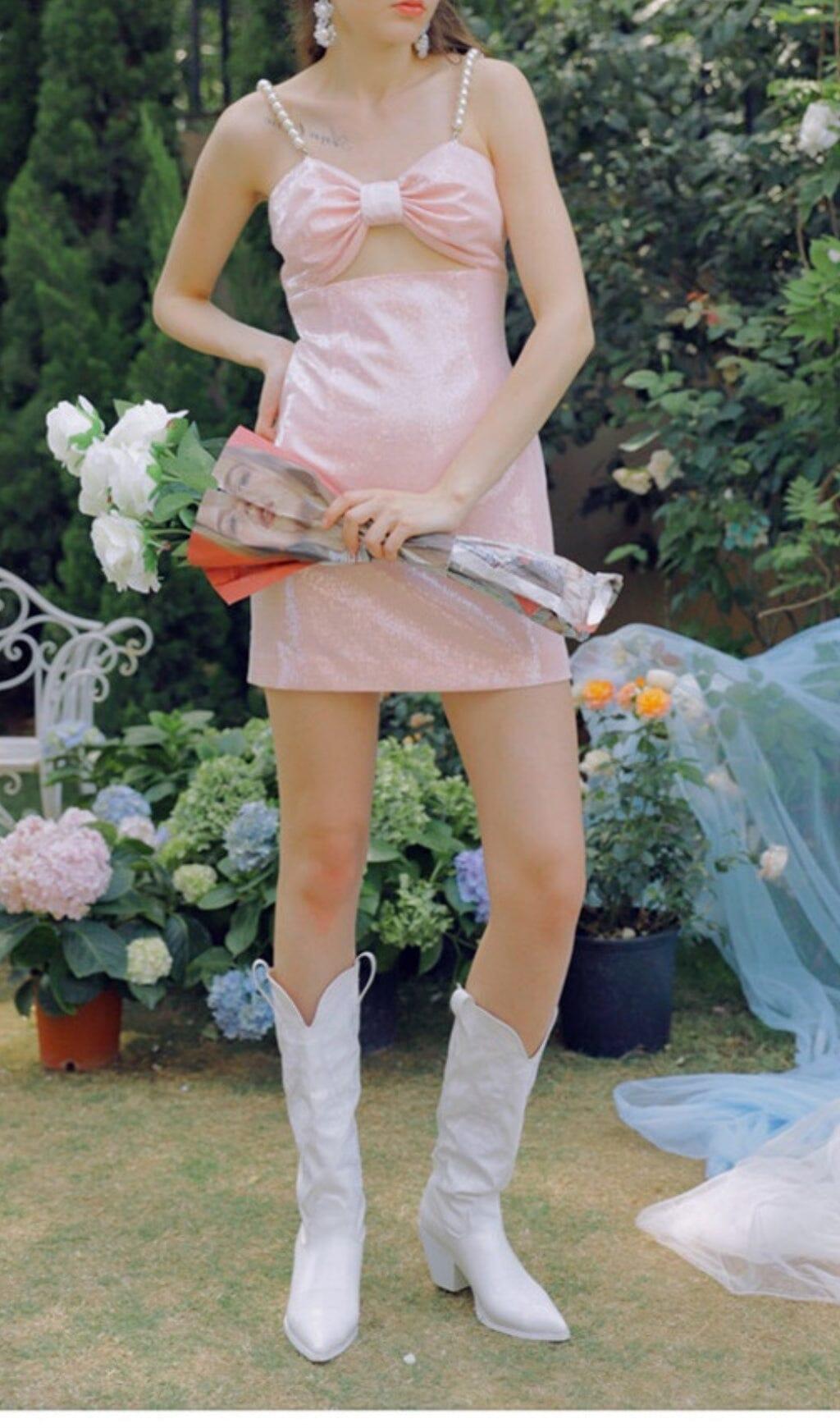 PERLEN-TRÄGER-MINIKLEID AUS SATIN IN ROSA