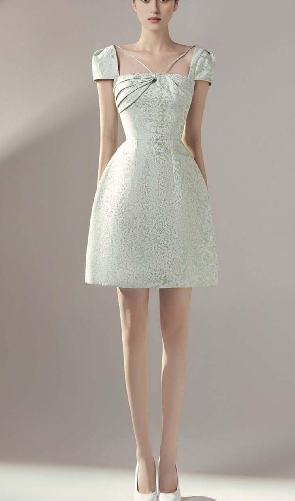 MINIKLEID MIT PLISSIERTEM ECKIGEN KRAGEN IN MINZ