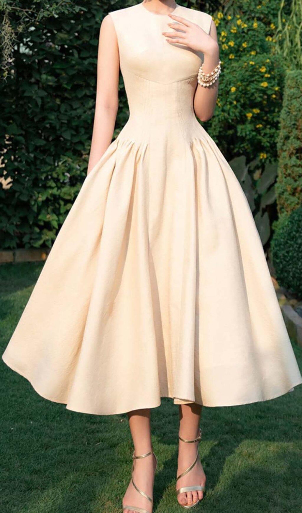 ÄRMELLOSES KORSETT-MIDIKLEID IN BEIGE