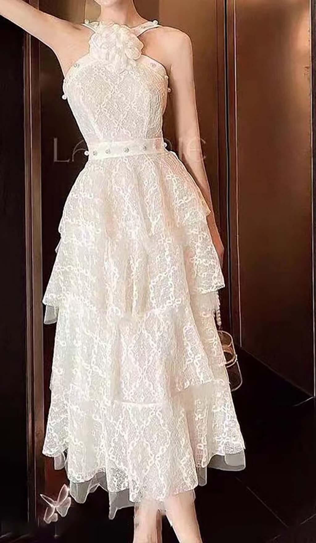 MIDIKLEID MIT 3D-BLUMEN, PERLENKNÖPFEN UND RÜSCHEN IN WEISS