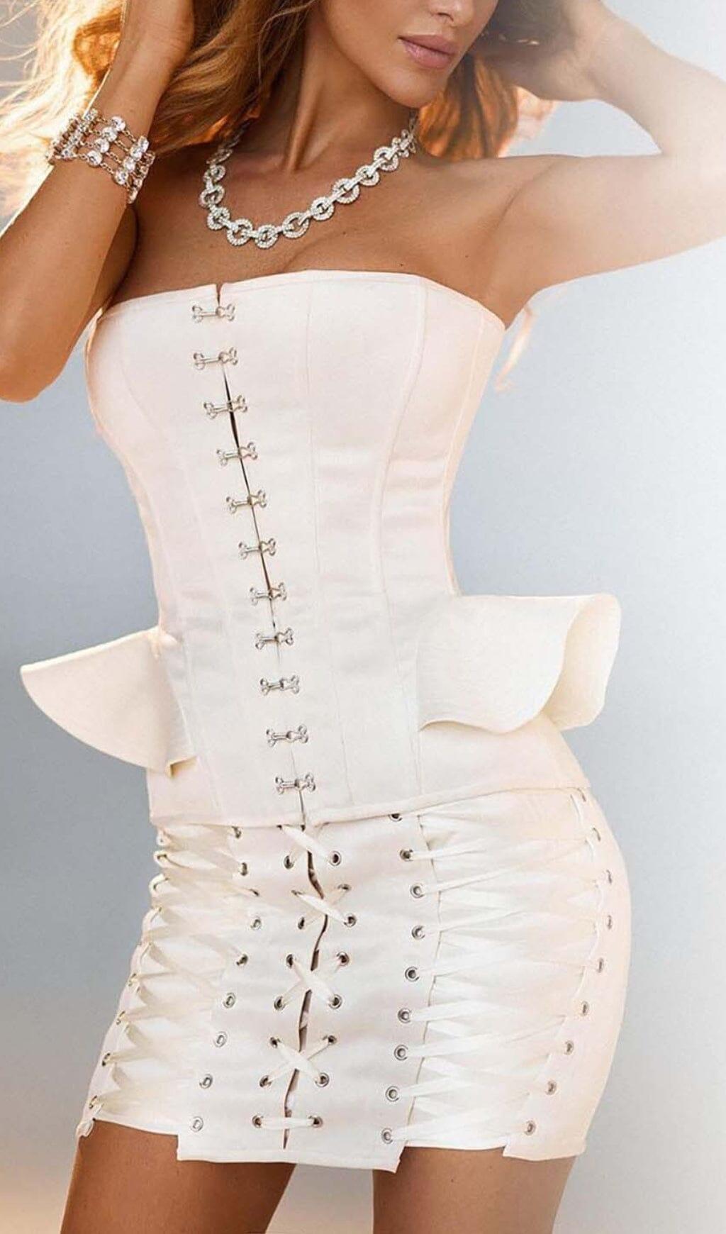 SCHULTERFREIES MINIKLEID MIT SCHNÜRUNG IN WEISS