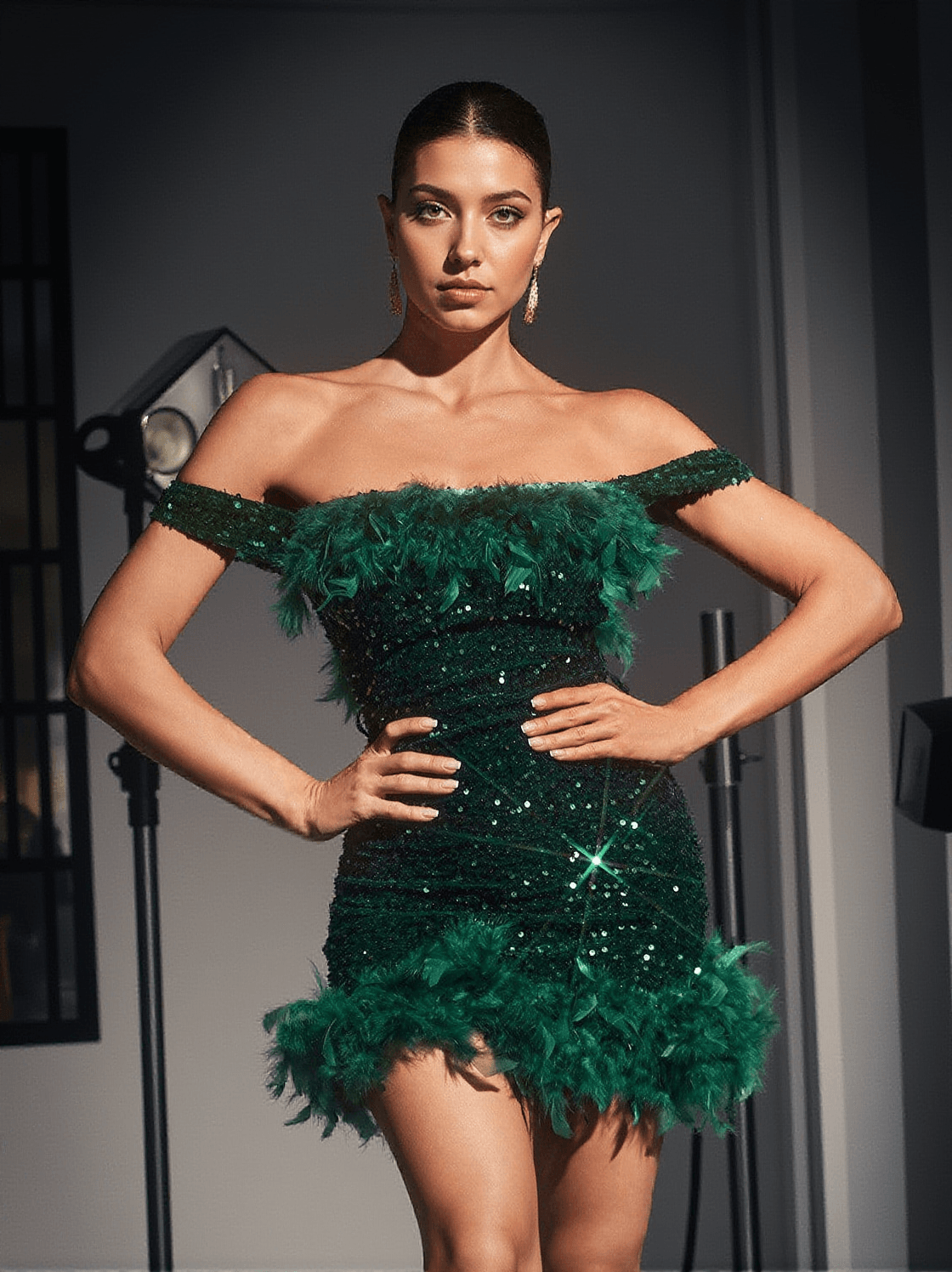 Amaris – Schulterfreies Minikleid mit Pailletten und Federn in Grün