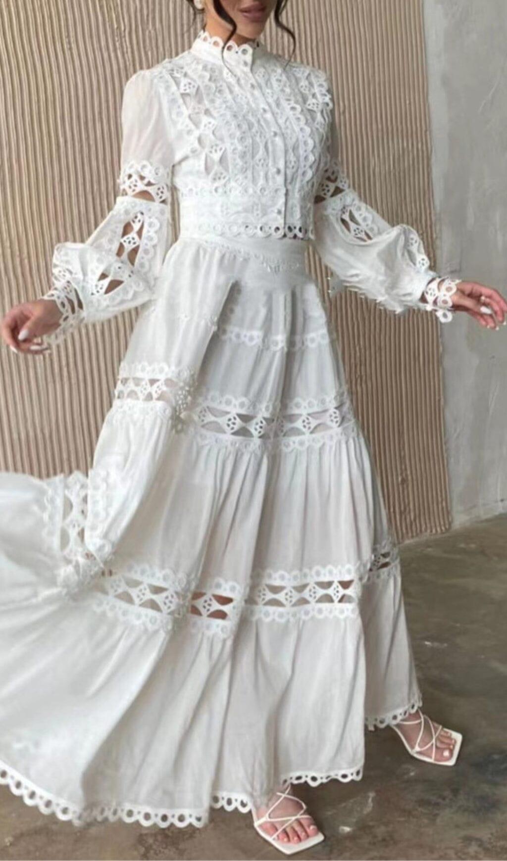 LANGES, AUSGESTELLTES, STUFEN-MIDIKLEID MIT PUFFÄRMELN IN WEISS
