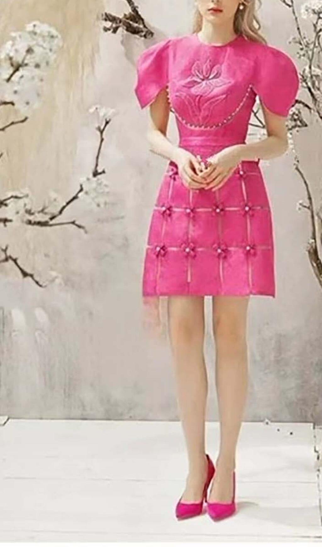MINIKLEID MIT 3D-BLUMEN UND O-AUSSCHNITT IN ROSA