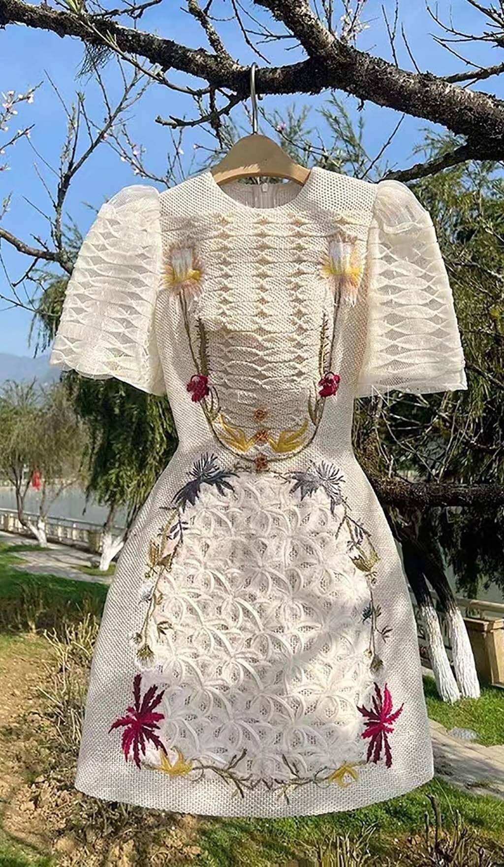 A-LINIE-MINIKLEIDER MIT SMOCK IN WEISS