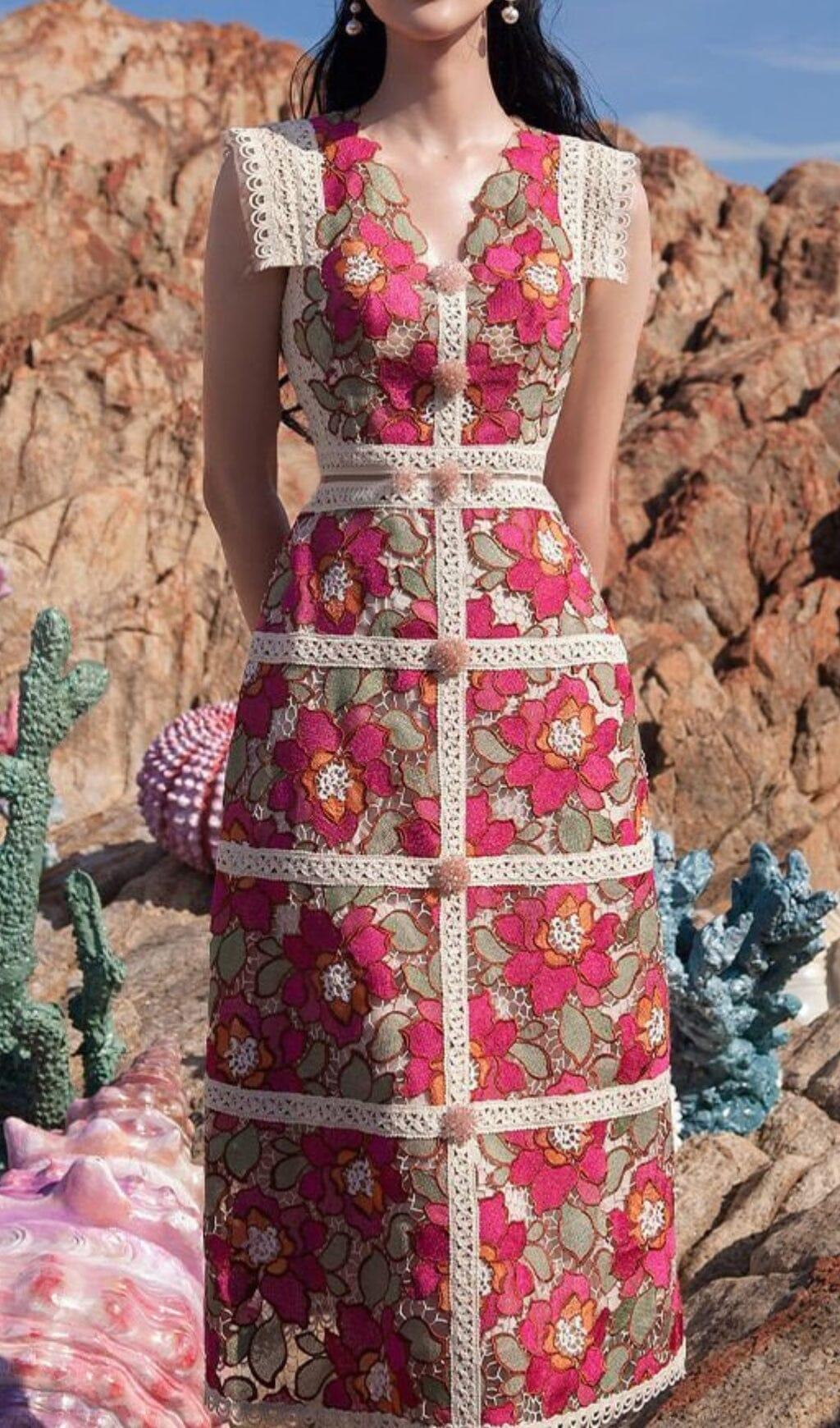 ROTES MIDIKLEID MIT BLUMENSTICKEREI