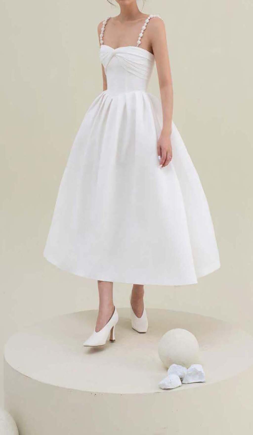 MIDIKLEID MIT GEDREHTEN PERLTRÄGERN IN WEISS