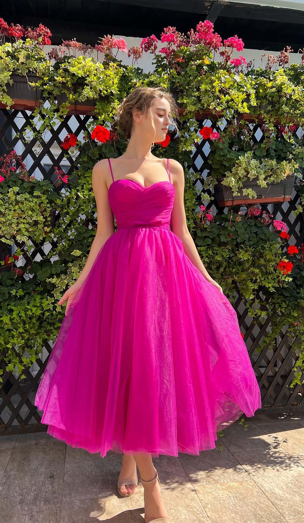 ABITO MIDI CON SPAGHETTI E PIEGHE IN ROSA SHOCK