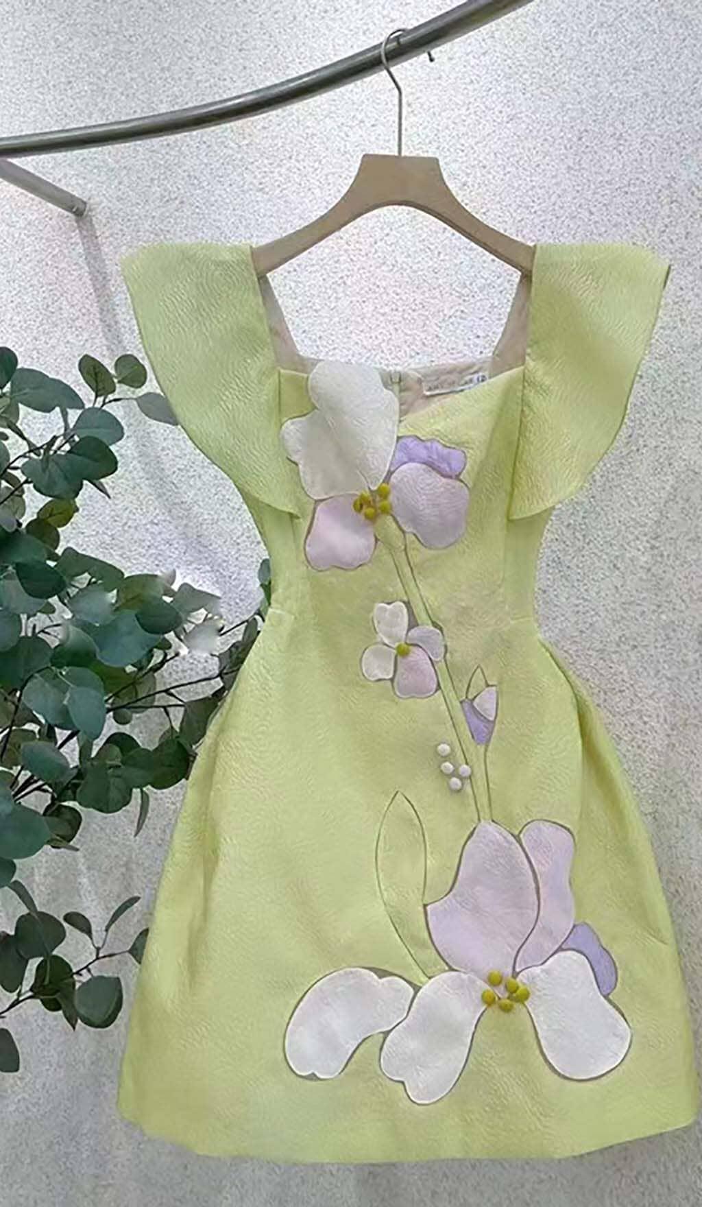 MINIKLEID MIT 3D-BLUMEN UND SCHMETTERLINGSÄRMELN IN MINZ