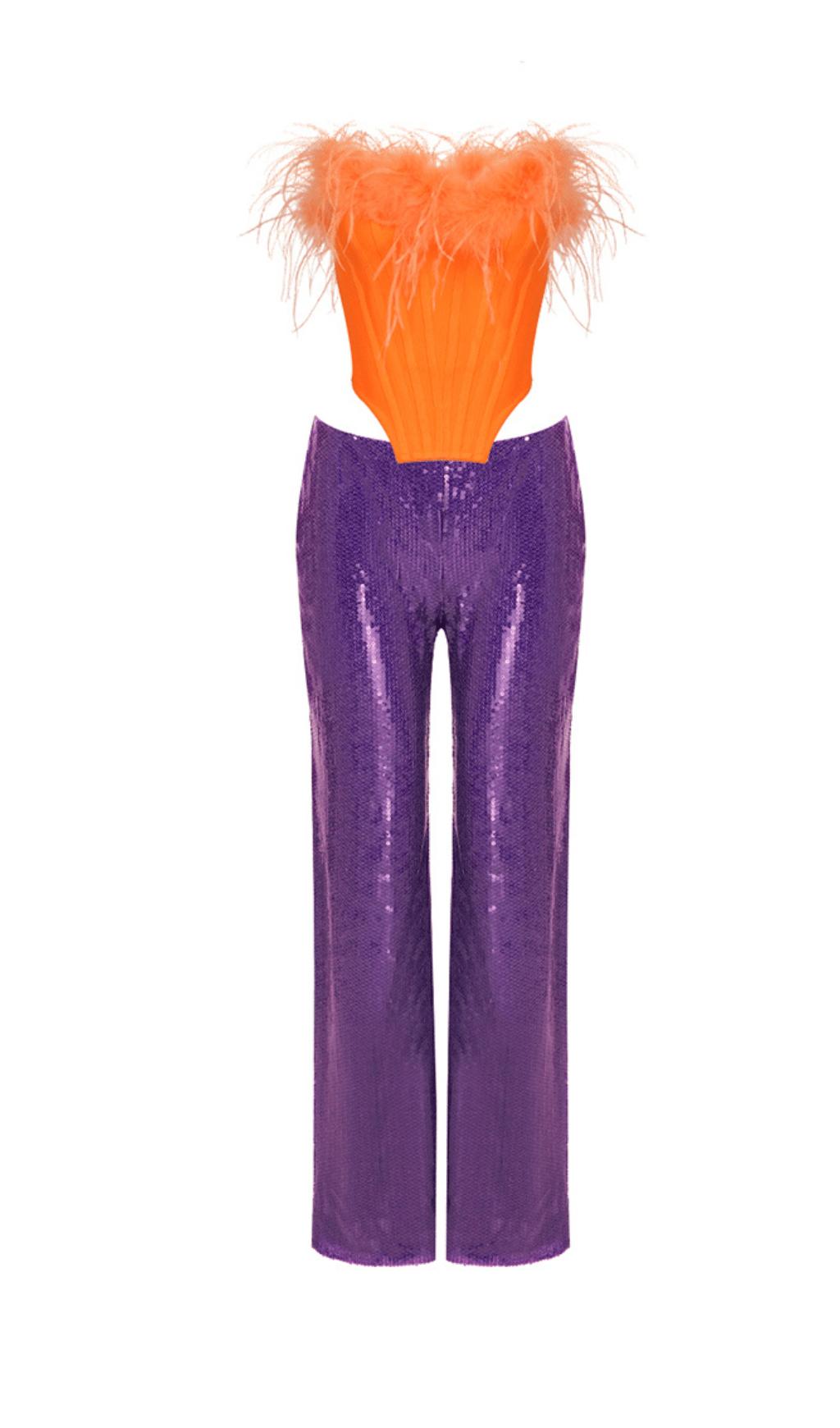 COMPLETO DUE PEZZI CON TOP A TUBINO IN PIUME ARANCIONE E PANTALONI CON PAILLETTES VIOLA