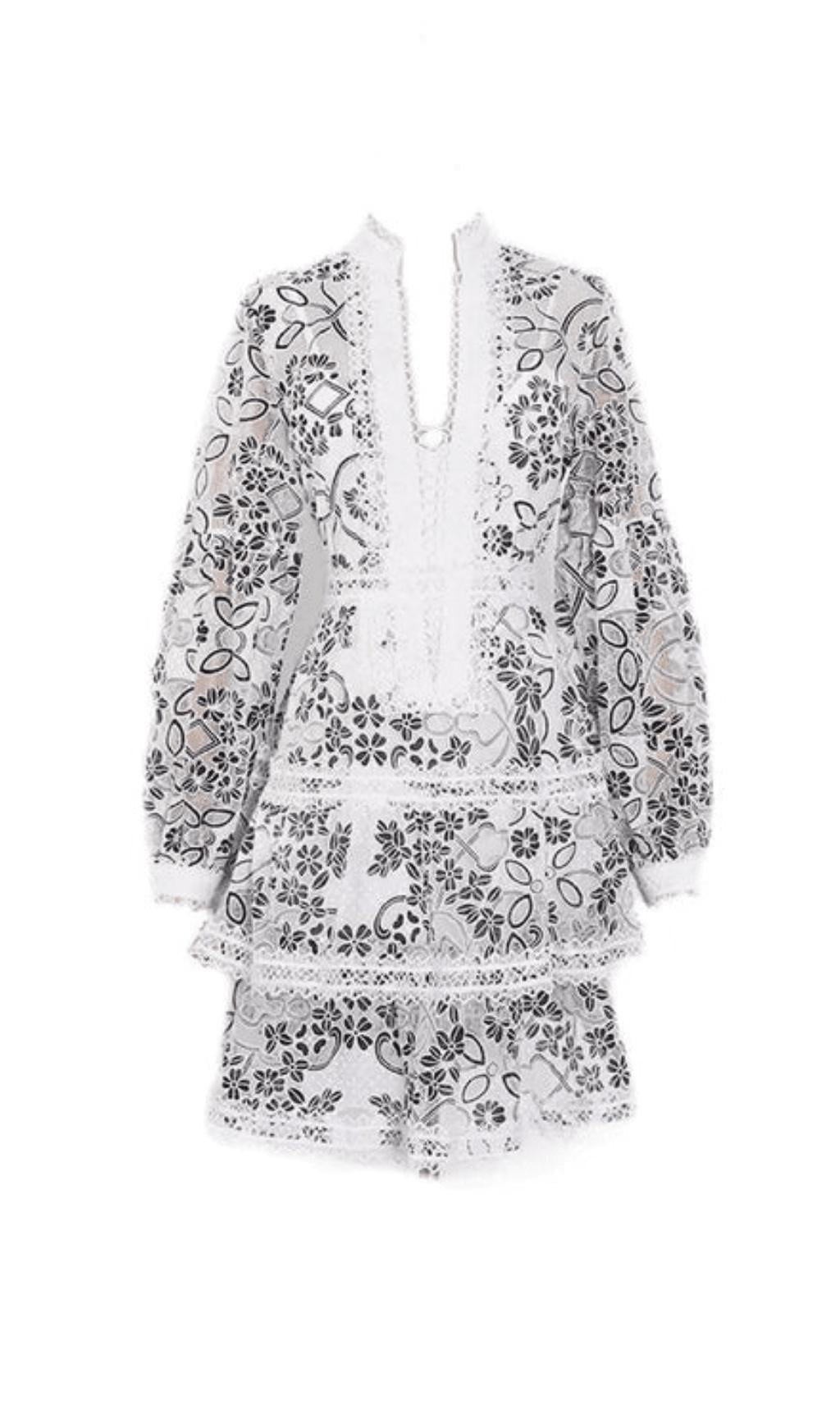 SCHWARZES MINIKLEID MIT SPITZENRÜSCHEN UND BLUMENPRINT