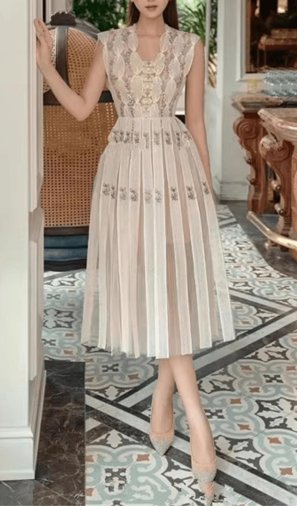 PERLENVERZIERTES, ÄRMELLOSES MIDIKLEID MIT BLUMENMUSTER