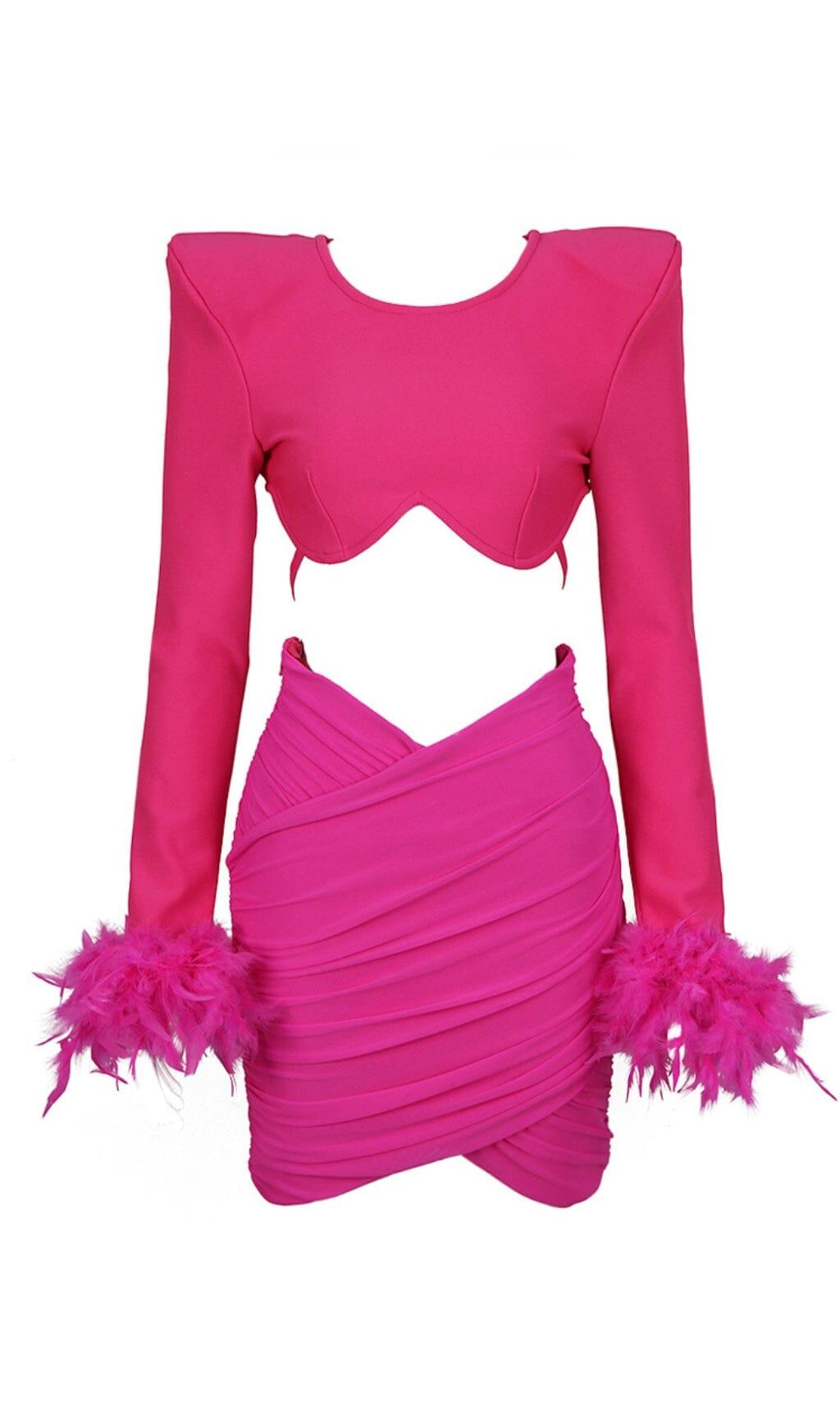 ABITO PLISSETTATO CON CAMICIA DI PIUME E SPALLE SCOLLATE IN ROSA