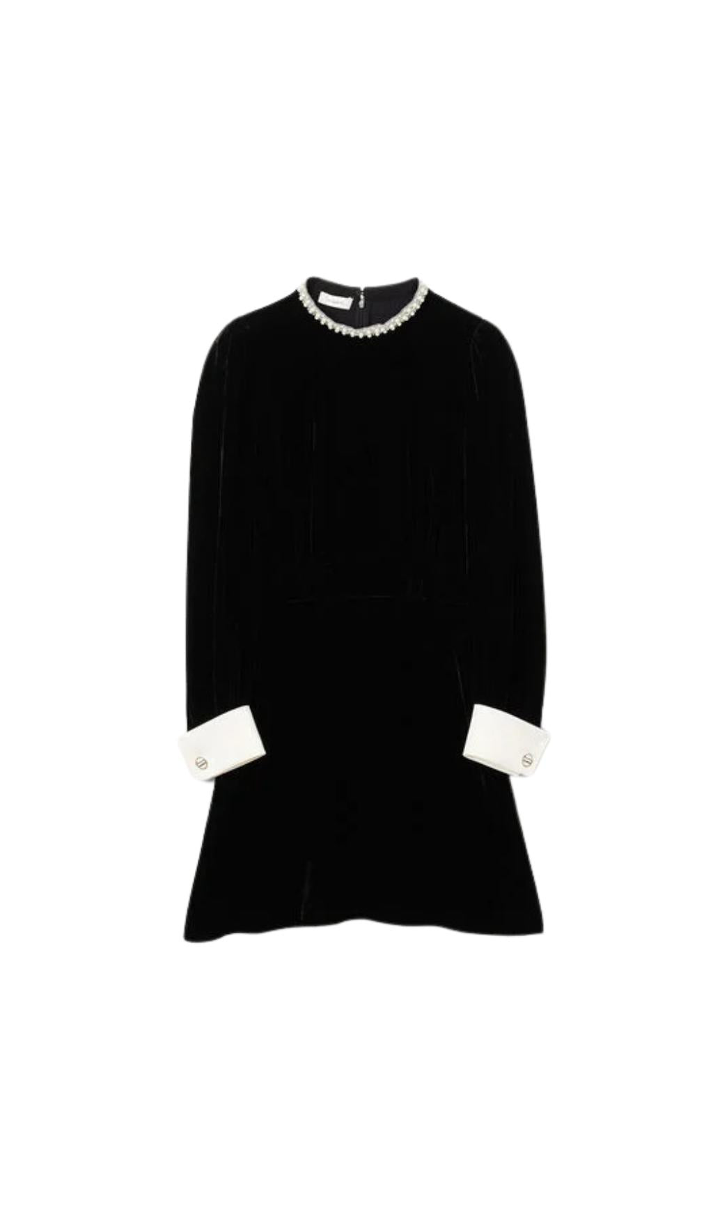 SAMTKLEID MIT PERLENKRAGEN