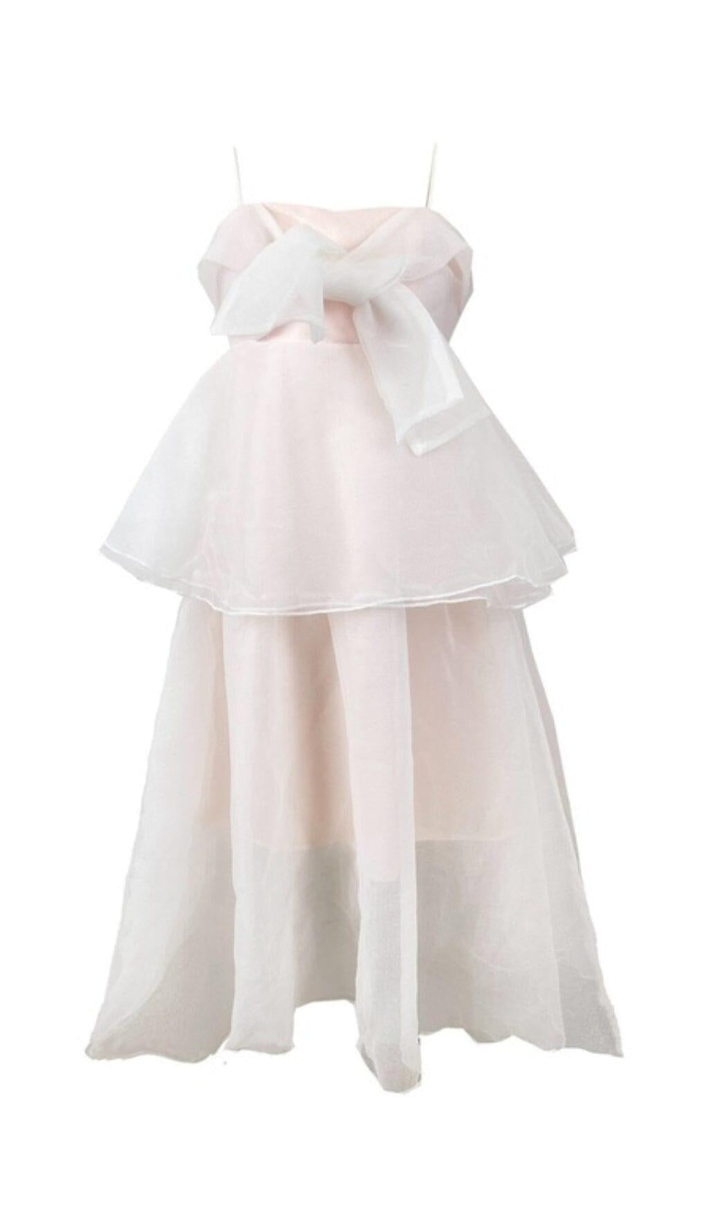 TRÄGERLOSES SEERSUCKERKLEID MIT HOSENTRÄGERN UND SCHLEIFE IN WEISS