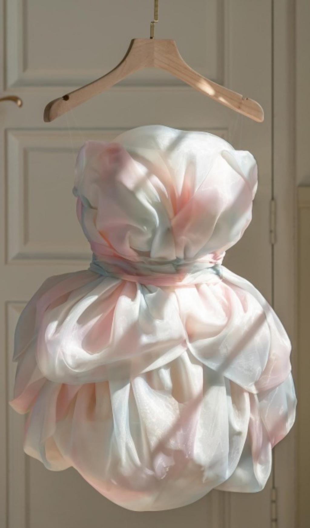 MINIKLEID MIT REGENBOGEN-BLÜTENKNOSPEN